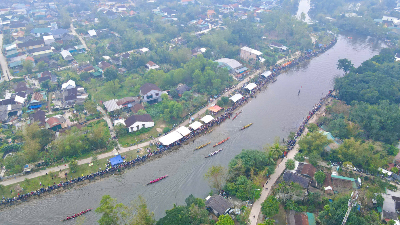 Năm nay, hội đua trải truyền thống thị xã Hương Thủy được tổ chức tại đoạn sông trước miếu Bà Hồ. Đây là nơi có phong cảnh đẹp, sông nước hữu tình, từng được các vua, quan triều Nguyễn đến thưởng ngoạn.