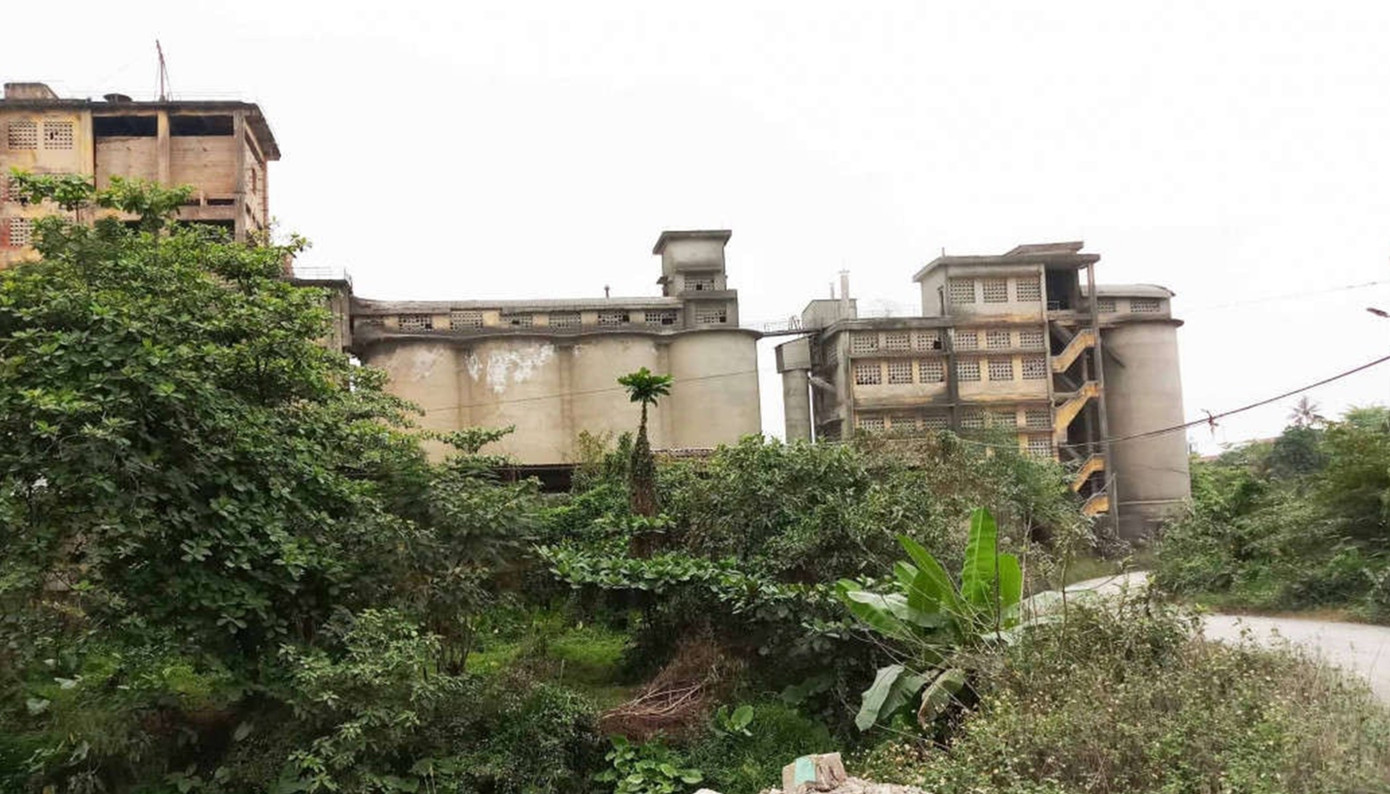 Đến đầu những năm 2000, Nhà máy xi măng Long Thọ được xác định trở thành “điểm đen” về môi trường, bị liệt vào danh sách các cơ sở gây ô nhiễm nghiêm trọng bắt buộc phải di dời theo Quyết định của Thủ tướng Chính phủ. Tuy nhiên, do doanh nghiệp gặp vướng mắc về bồi thường giải phóng mặt bằng khi chuyển về địa điểm mới, nên phải đến năm 2021, Nhà máy xi măng Long Thọ mới hoàn toàn được di dời ra khỏi phường Thủy Biều, TP. Huế.