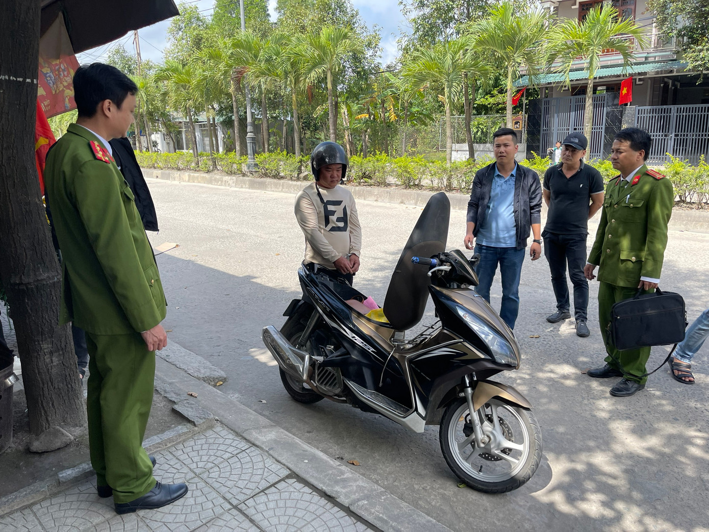 Bắt giữ đối tượng cạy cốp xe máy trộm tài sản (đối tượng đội mũ bảo hiểm) từ thông tin đường dây nóng của Giám đốc Công an tỉnh TT-Huế. Ảnh: CACC