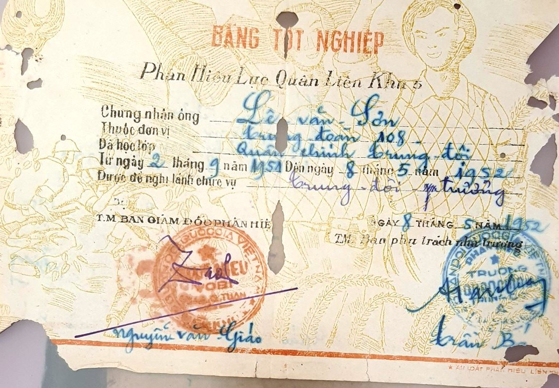 Di vật bằng tốt nghiệp phân hiệu Lục quân Liên khu 5 được cấp từ năm 1952. Di vật bằng tốt nghiệp phân hiệu Lục quân Liên khu 5 được cấp từ năm 1952.