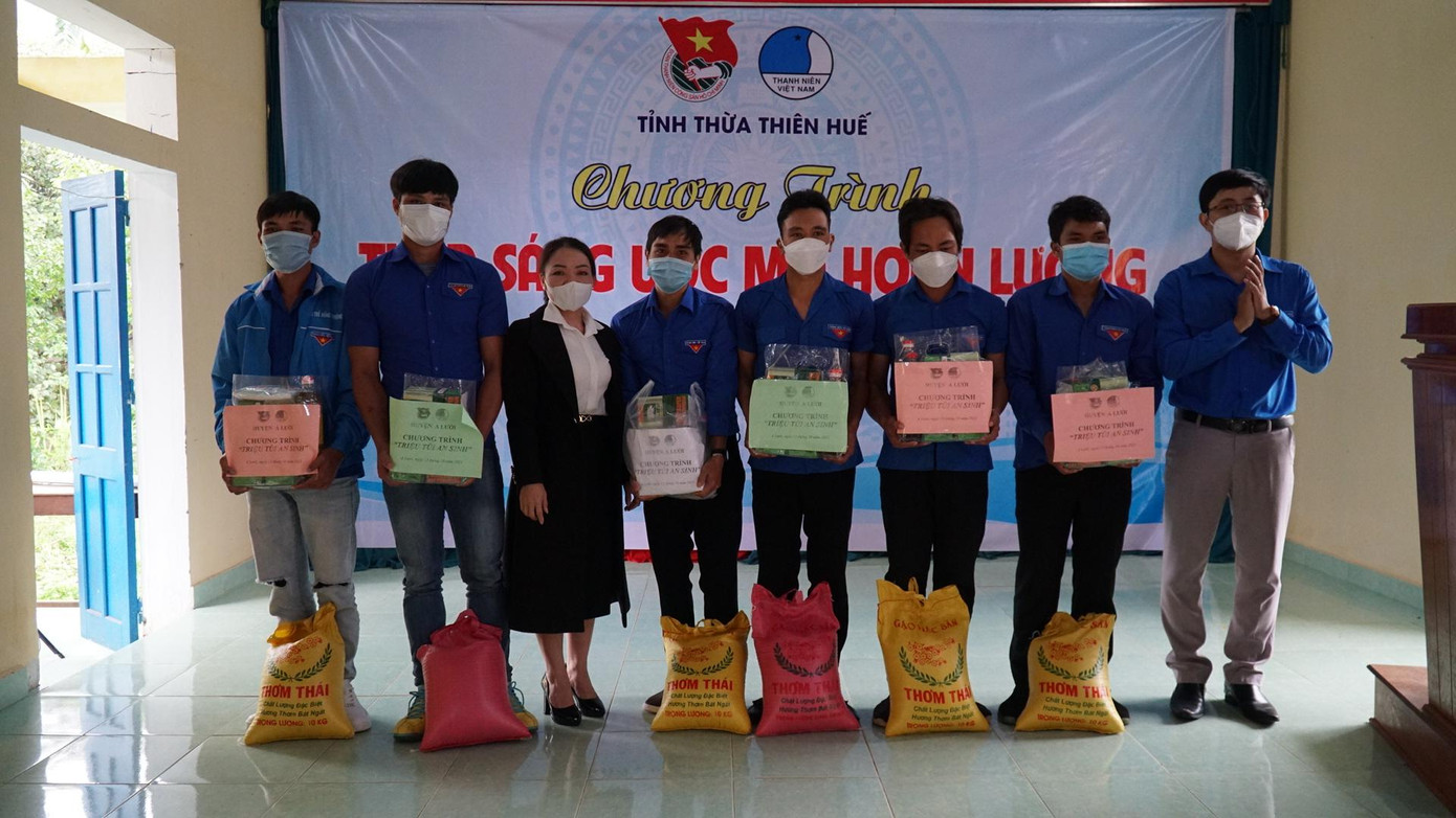 Trao quà, tặng vốn mua cây, con giống cải thiện sinh kế Trao quà, tặng vốn mua cây, con giống cải thiện sinh kế