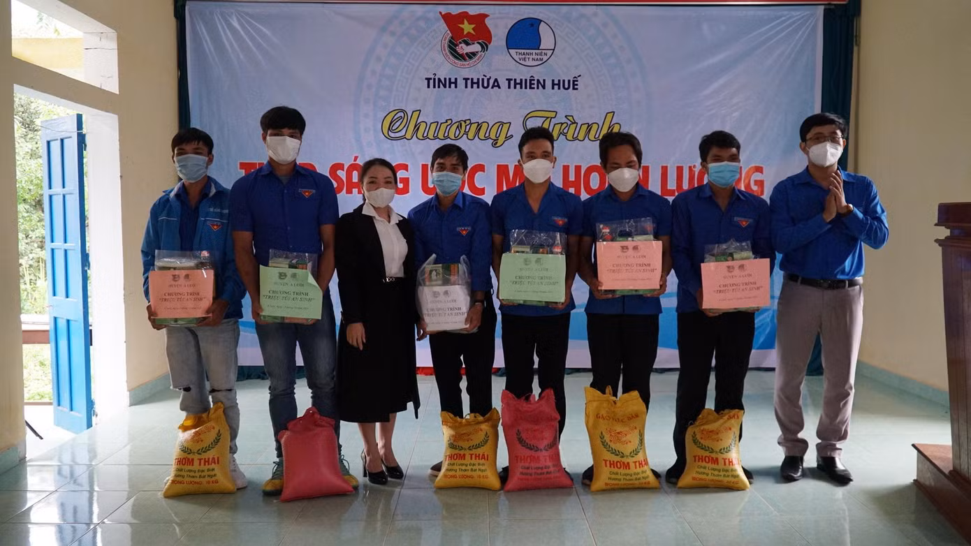 Trao quà, tặng vốn mua cây, con giống cải thiện sinh kế