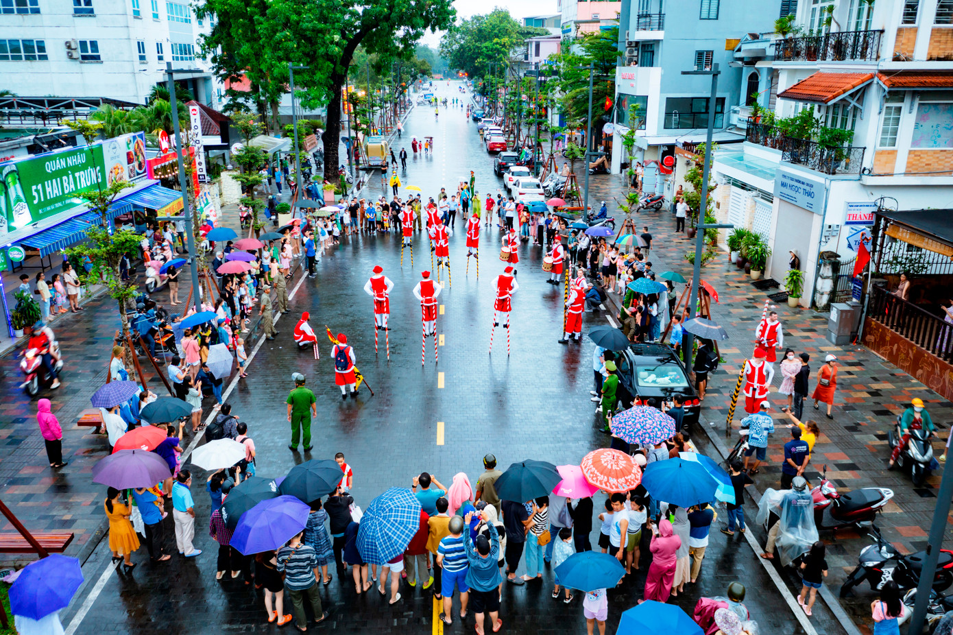 Được biết, truyền thống đi cà kheo ở Bỉ xuất hiện từ đầu thế kỷ XIV tại vùng Merchtem. Đây là nơi thường xảy ra lũ lụt, người dân chỉ có thể đi lại trên những cây gậy cao để khỏi bị ướt.