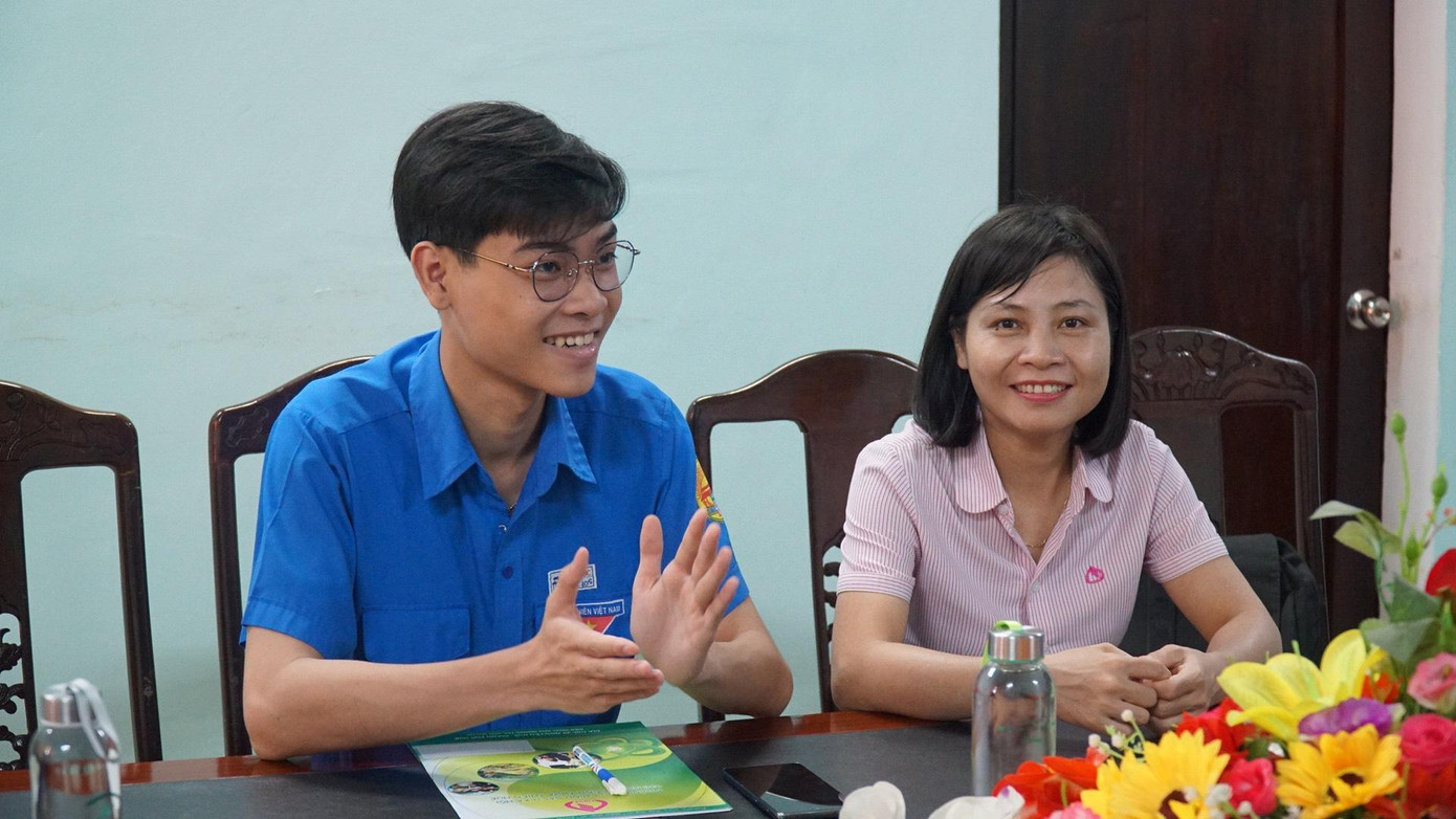 Trước khi đạt Huy chương Bạc quốc tế, Đạt (bìa trái) đã có những thành tích học tập đáng ghi nhận và ấn tượng. Ảnh: N.V