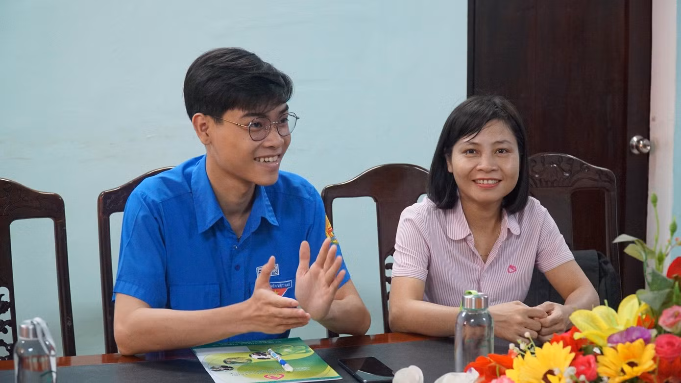 Trước khi đạt Huy chương Bạc quốc tế, Đạt (bìa trái) đã có những thành tích học tập đáng ghi nhận và ấn tượng. Ảnh: N.V