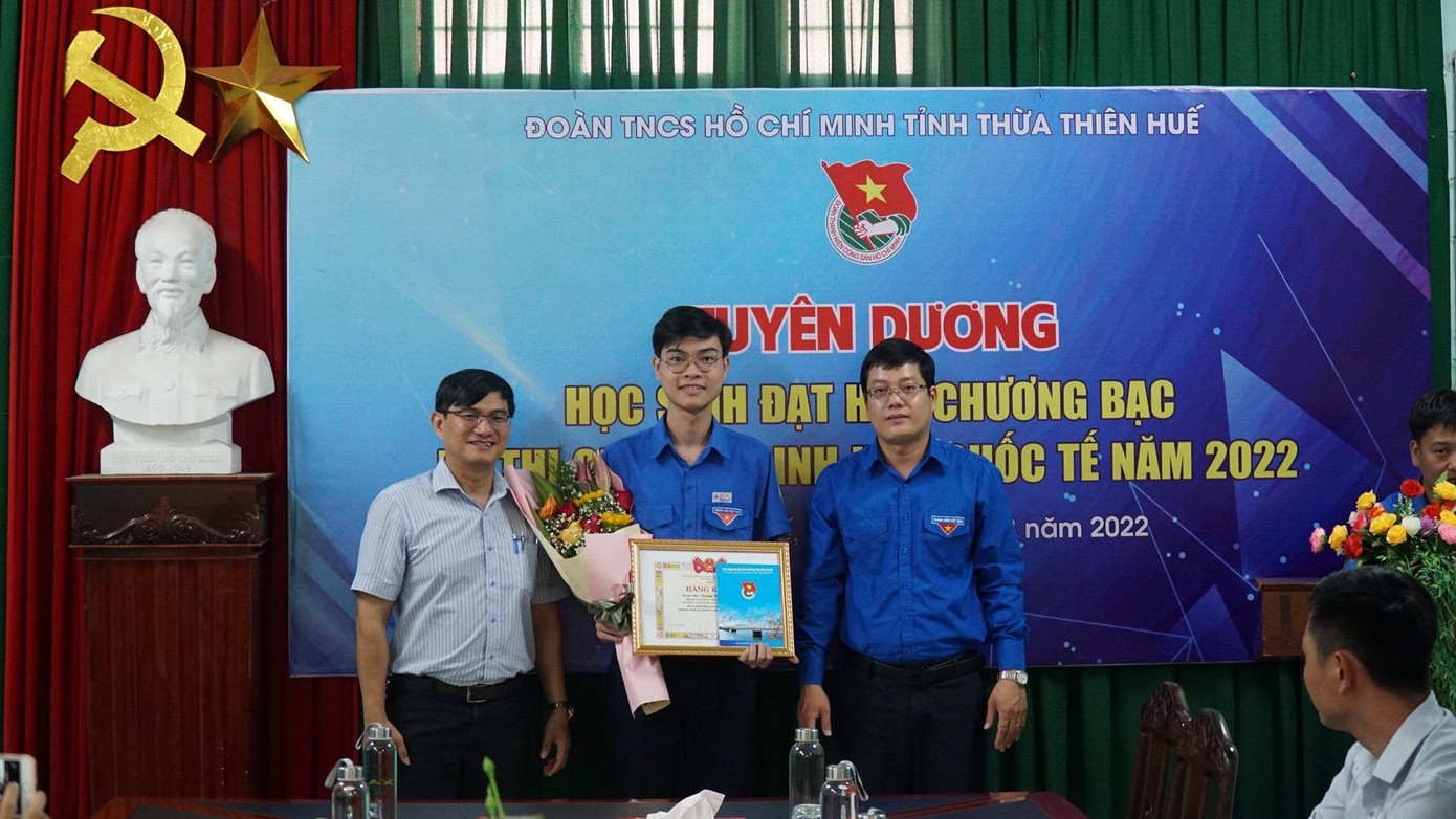 Tặng bằng khen của Tỉnh Đoàn, Trung ương Đoàn cho học sinh Trương Văn Quốc Đạt (lớp 12 Trường THPT Chuyên Quốc học Huế, TP Huế) - người vừa đạt Huy chương Bạc tại kỳ thi Olympic Sinh học Quốc tế. Ảnh: N.V