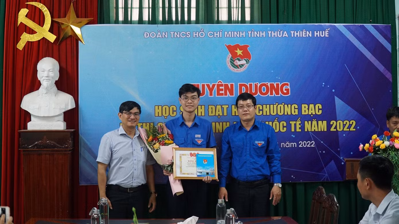 Tặng bằng khen của Tỉnh Đoàn, Trung ương Đoàn cho học sinh Trương Văn Quốc Đạt (lớp 12 Trường THPT Chuyên Quốc học Huế, TP Huế) - người vừa đạt Huy chương Bạc tại kỳ thi Olympic Sinh học Quốc tế. Ảnh: N.V