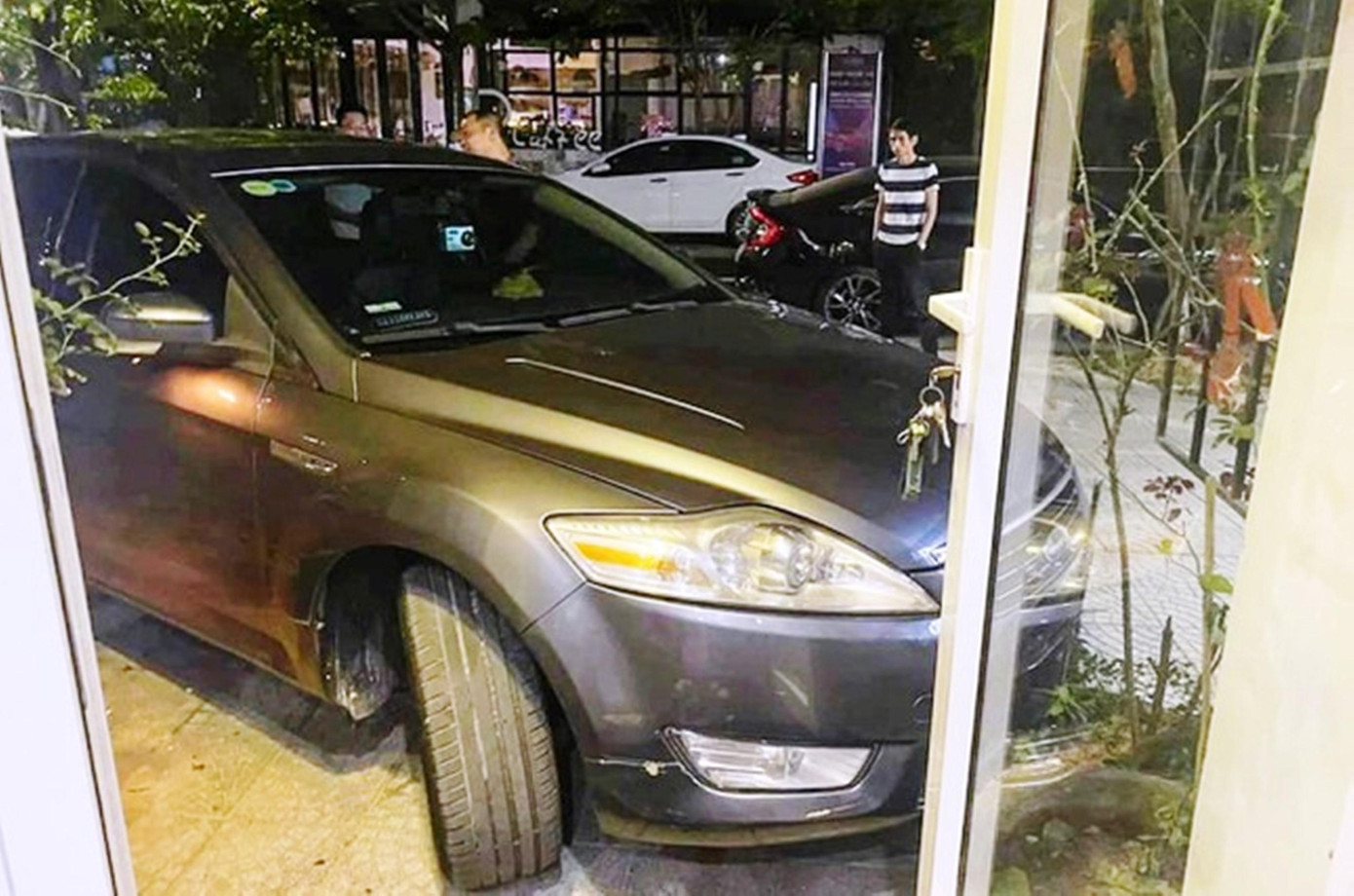 Cán bộ Sở Nội vụ TT-Huế bị xử lý kỷ luật từng bị "tố" đỗ xe chặn lối vào căn hộ và có lời nói thách thức dân