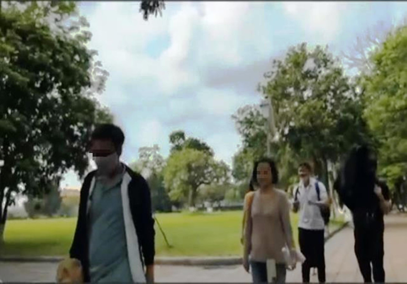 Hướng dẫn viên đã có những phát ngôn "quá đà" về hậu cung triều Nguyễn khi đưa khách tham quan Đại nội Huế. Ảnh cắt từ clip