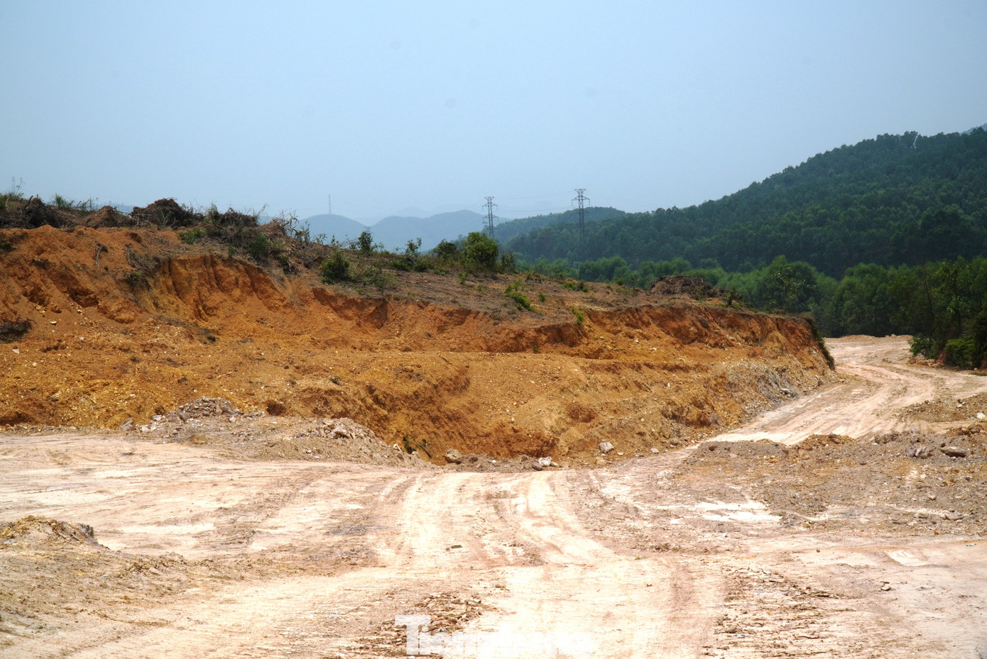 Trong khi chưa có giấy phép xây dựng, chưa thực hiện thủ tục thuê đất theo quy định, Công ty Hùng Vân đã huy động phương tiện cơ giới, nhân công ngang nhiên mở đường, cày ủi, đào phá nhiều quả đồi thuộc phạm vi cấp chủ trương đầu tư dự án trang trại.