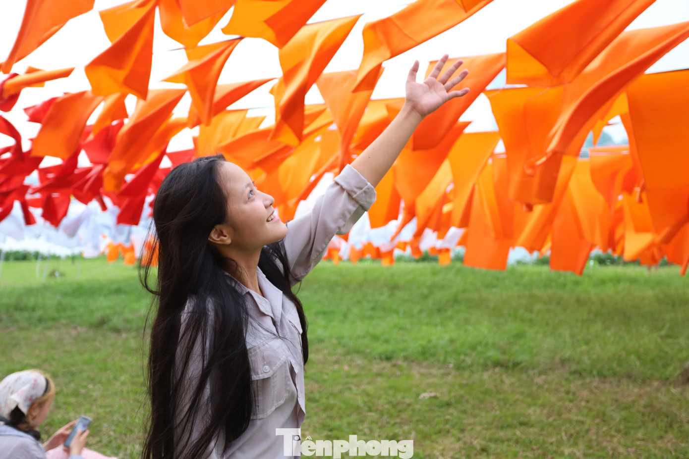 Nhiều nhóm người trẻ hào hứng chụp hình lưu niệm dưới lá đại kỳ Phật giáo bên dòng Hương, tạo nên nét duyên rất riêng gắn kết giữa yếu tố truyền thống, đời sống tâm linh và dòng thời gian thực tại trong mùa Đại lễ Phật đản ở Huế. Nhiều nhóm người trẻ hào hứng chụp hình lưu niệm dưới lá đại kỳ Phật giáo bên dòng Hương, tạo nên nét duyên rất riêng gắn kết giữa yếu tố truyền thống, đời sống tâm linh và dòng thời gian thực tại trong mùa Đại lễ Phật đản ở Huế.