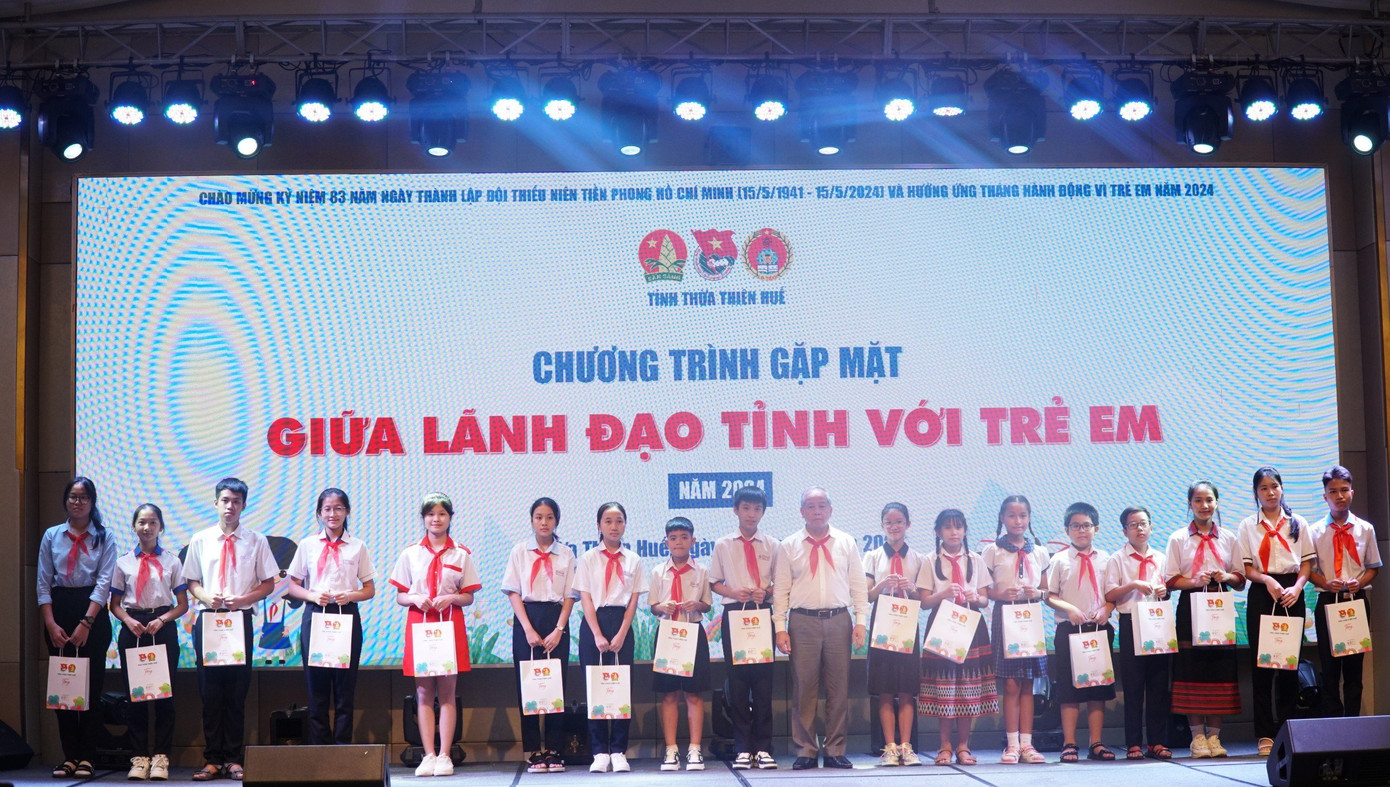 Tặng quà, học bổng cho các em thiếu nhi vượt khó, học tốt. Tặng quà, học bổng cho các em thiếu nhi vượt khó, học tốt.