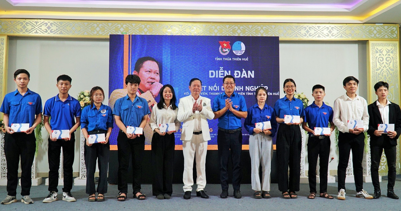Doanh nhân Lê Xuân Hoàng và lãnh đạo Tỉnh Đoàn TT-Huế trao tặng học bổng cho học sinh, sinh viên có hoàn cảnh khó khăn vượt khó, học tốt. Ảnh: M.N Doanh nhân Lê Xuân Hoàng và lãnh đạo Tỉnh Đoàn TT-Huế trao tặng học bổng cho học sinh, sinh viên có hoàn cảnh khó khăn vượt khó, học tốt. Ảnh: M.N