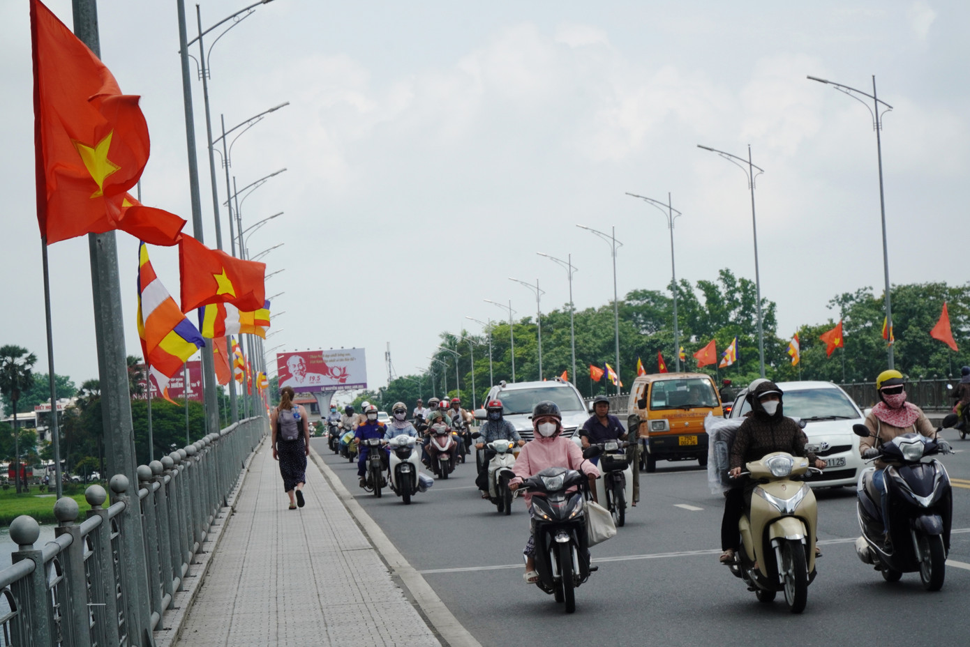 Cầu Phú Xuân bắc qua sông Hương thuộc trung tâm TP. Huế rợp trong sắc cờ mừng lễ Phật đản.