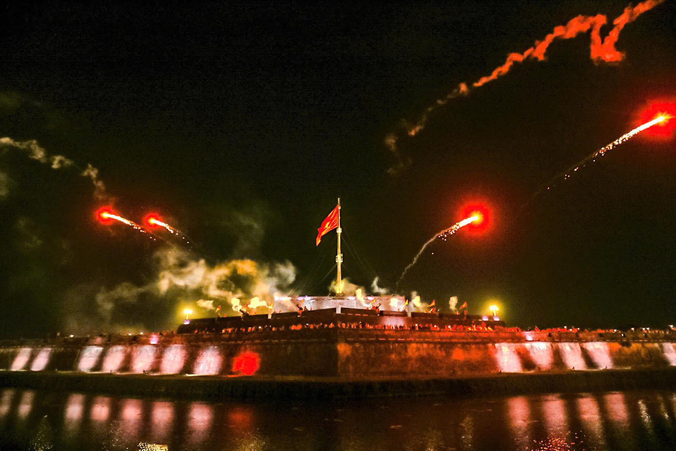 Trung tâm Bảo tồn di tích Cố đô Huế xin lỗi về sự cố trình diễn bắn hỏa pháo thần công trên Kỳ Đài Huế. Trung tâm Bảo tồn di tích Cố đô Huế xin lỗi về sự cố trình diễn bắn hỏa pháo thần công trên Kỳ Đài Huế.