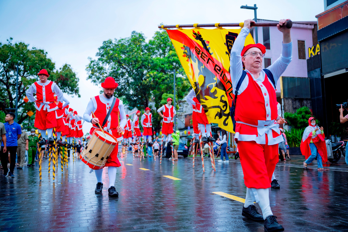 Theo thời gian, đi cà kheo đã trở thành một loại hình nghệ thuật dân gian ở Bỉ, là nét văn hóa truyền thống đặc sắc của người dân vùng Merchtem nói riêng và Vương quốc này nói chung.