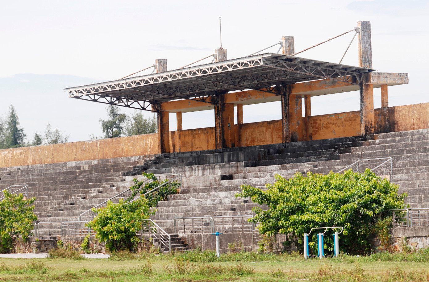 Theo thời gian, nơi đây phủ đầy cỏ dại, trở thành bãi chăn thả trâu bò của người dân địa phương.