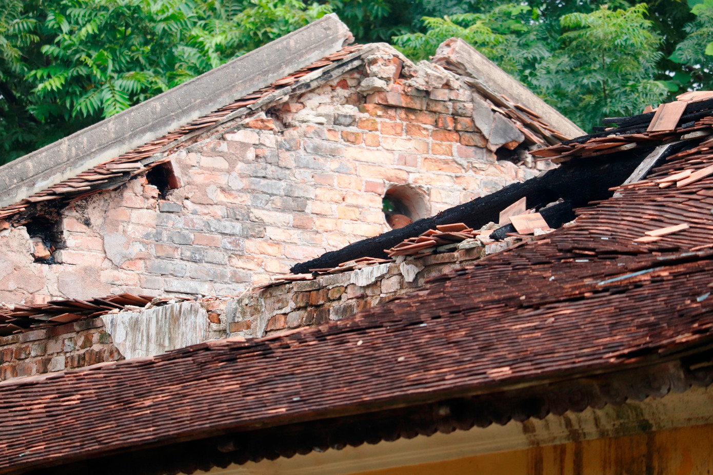 Theo tìm hiểu của PV, nhiều năm nay, Bảo tàng Lịch sử tỉnh TT-Huế sử dụng khuôn viên di tích Quốc Tử giám (đường 23 tháng 8, Huế) để hoạt động theo kiểu “tạm trú”, trong khi đây lại là di tích thuộc quản lý của Trung tâm Bảo tồn Di tích Cố đô Huế, nên Bảo tàng không thể tùy tiện tác động sửa chữa, khắc phục lên công trình cổ, đặc biệt là tại khu vực từng xảy ra hỏa hoạn.