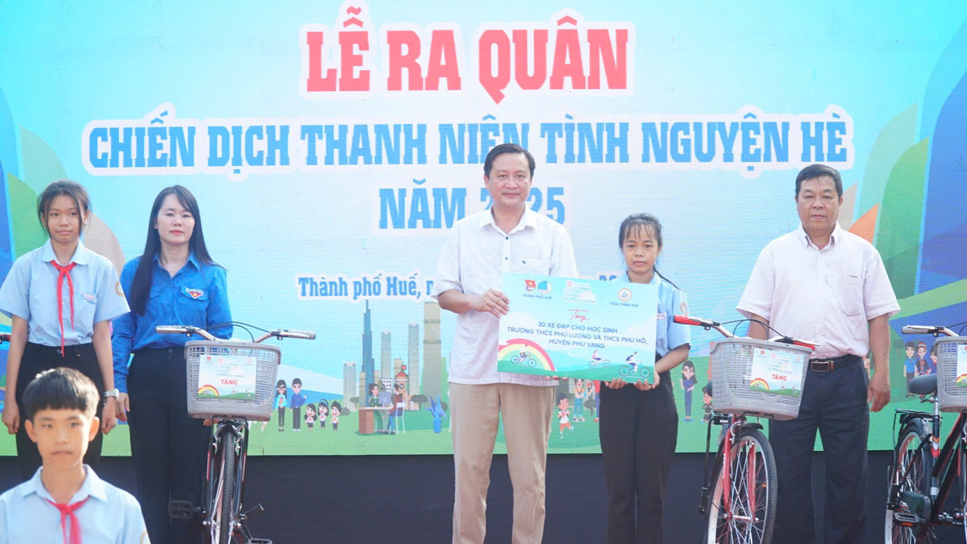 Tặng xe đạp cho học sinh.