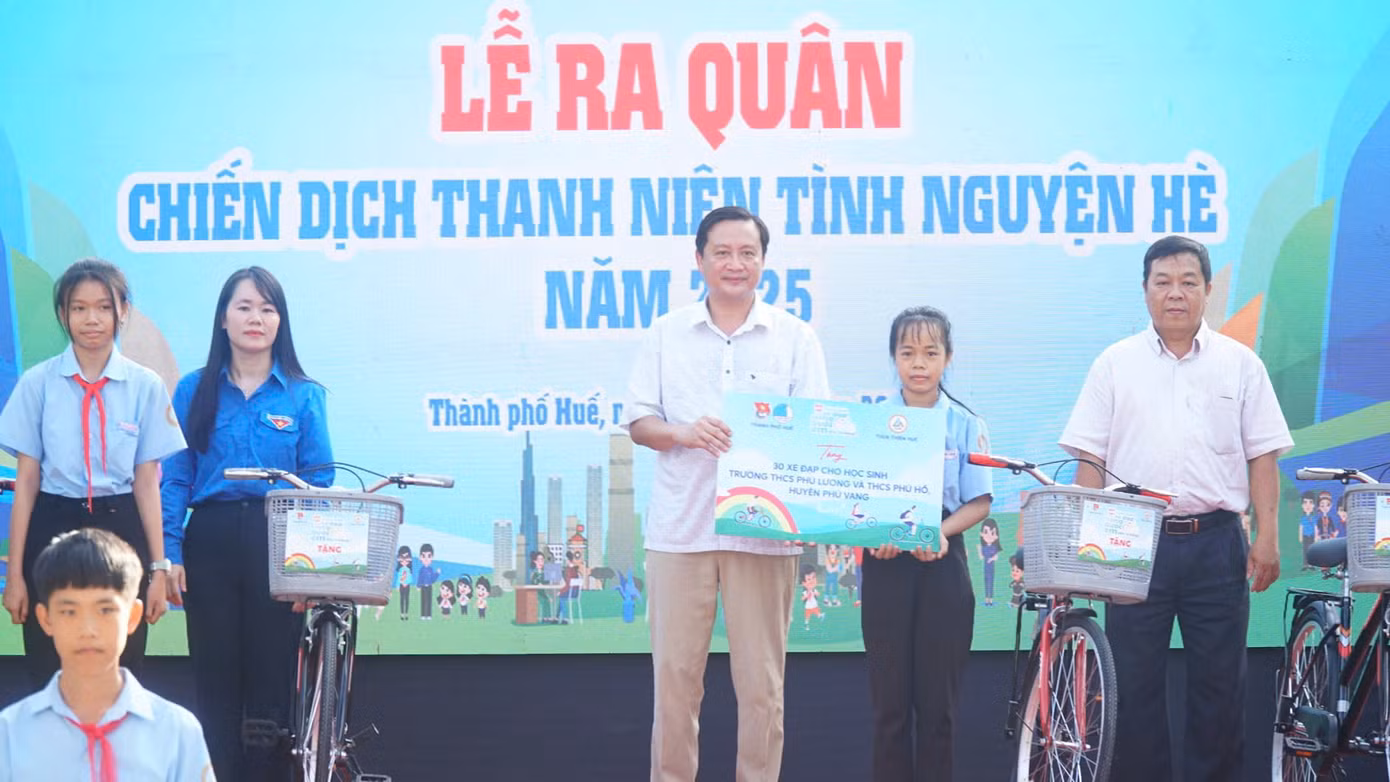 Tặng xe đạp cho học sinh.