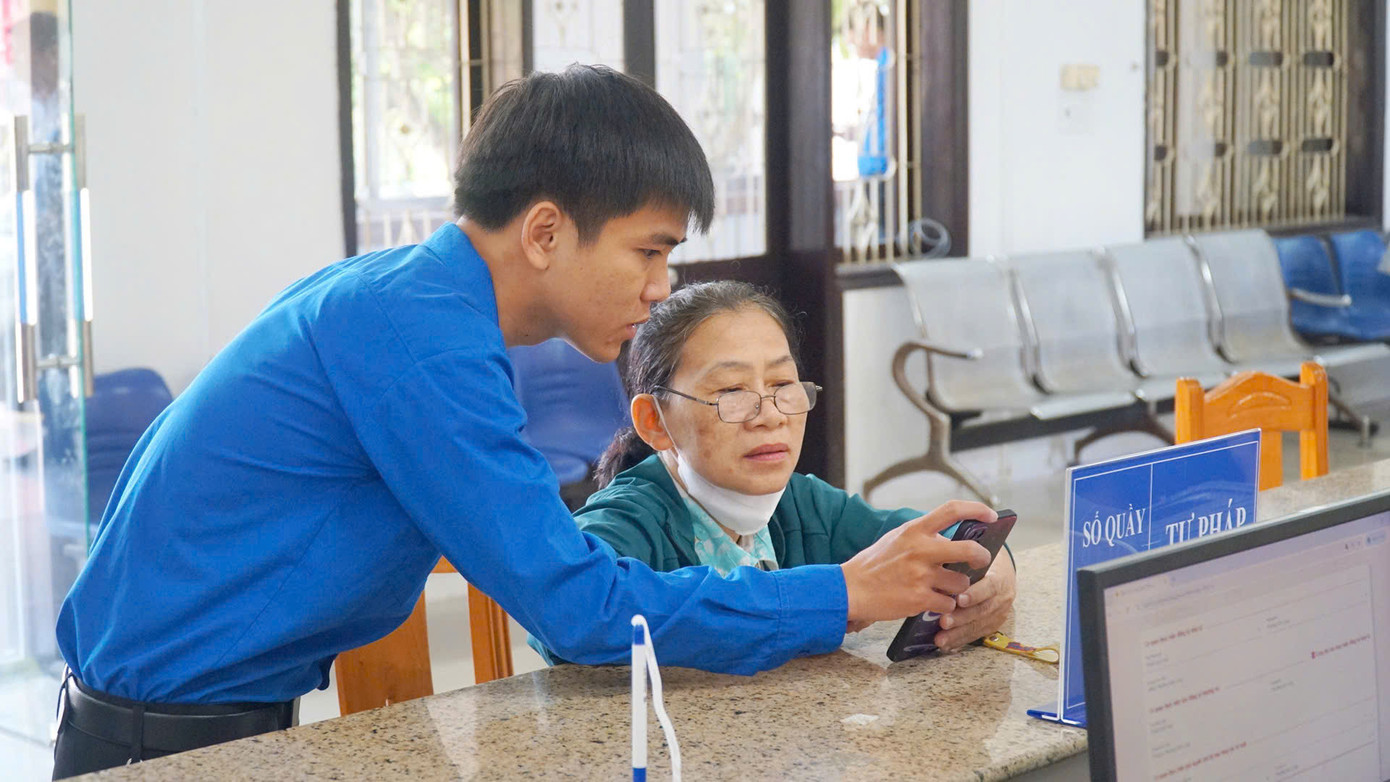 Hỗ trợ người lớn tuổi, người hạn chế về sử dụng thiết bị công nghệ số trong giải quyết thủ tục hành chính.