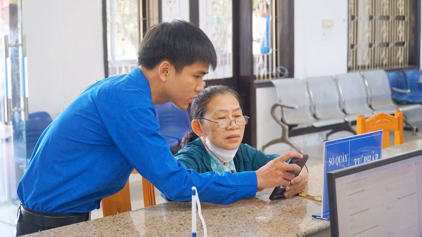 Hỗ trợ người lớn tuổi, người hạn chế về sử dụng thiết bị công nghệ số trong giải quyết thủ tục hành chính.