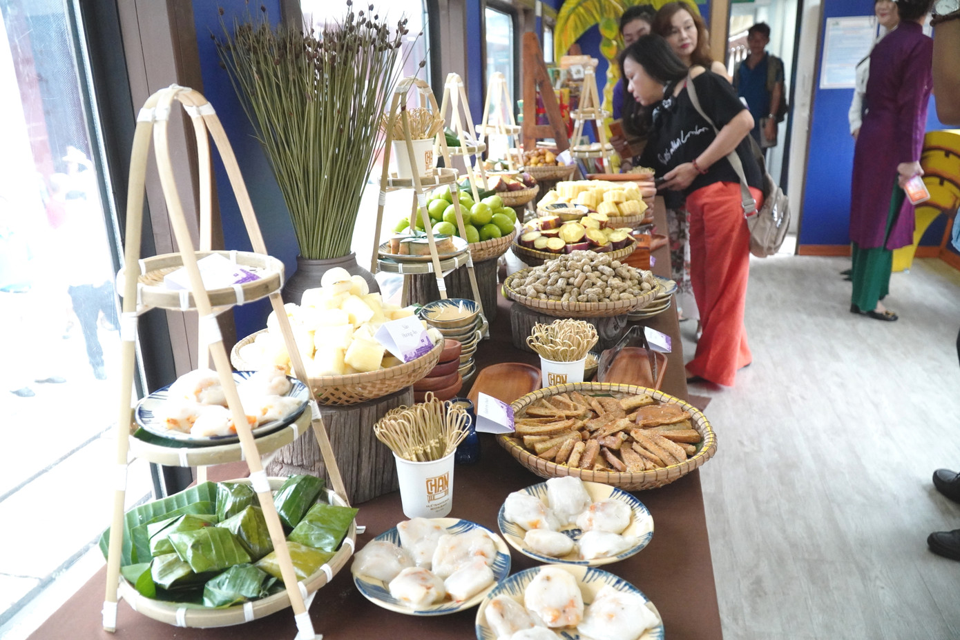 Các món đặc sản Huế và miền Trung được phục vụ trên đoàn tàu.