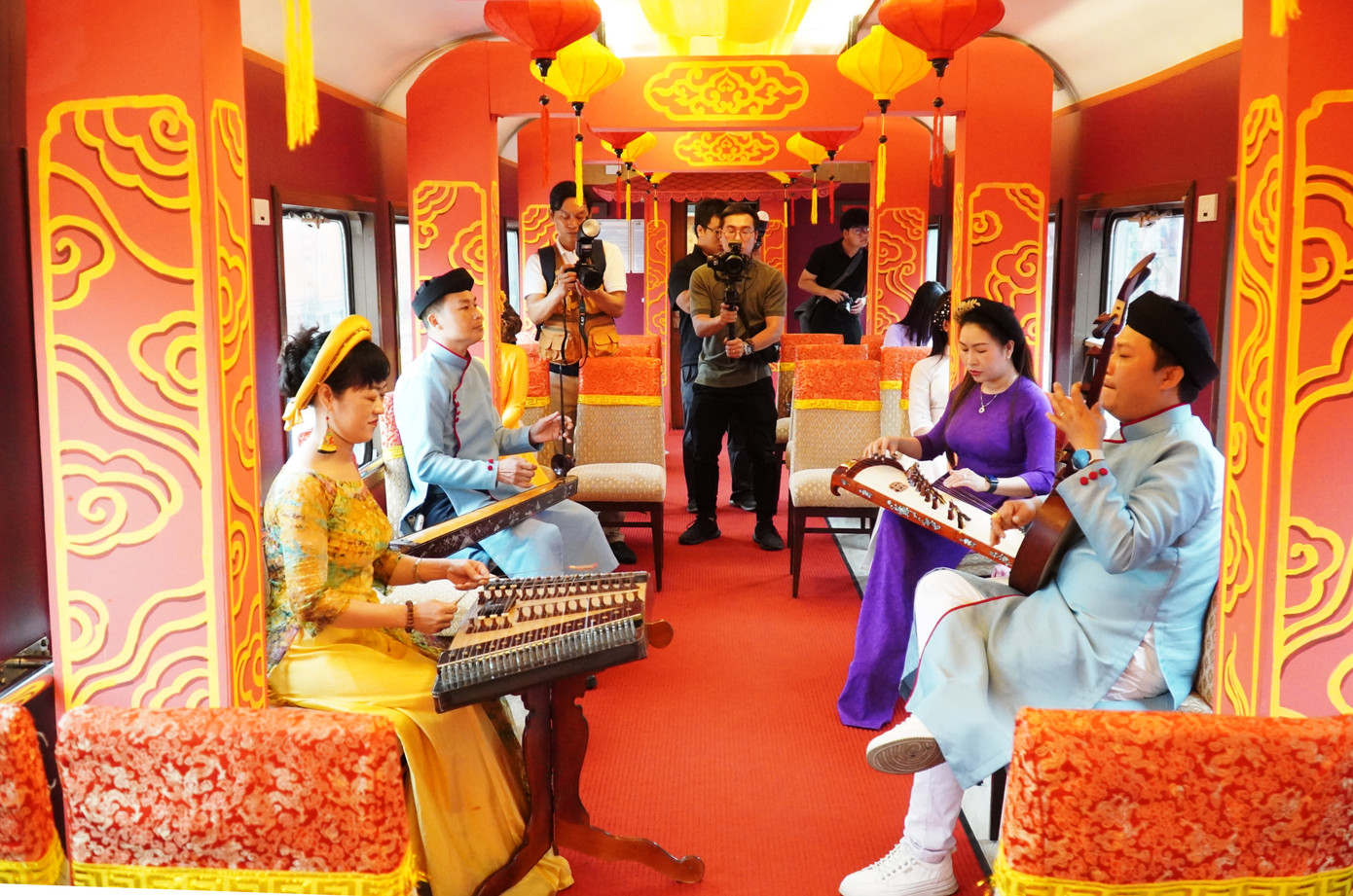 Biểu diễn âm nhạc đặc sắc của Huế và một số địa phương miền Trung trên đoàn tàu.