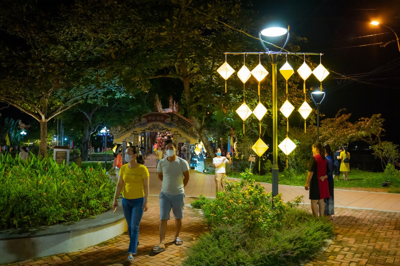Sắc màu đèn lồng tại chợ đêm và di tích Cầu Ngói. Ảnh: Đình Hoàng