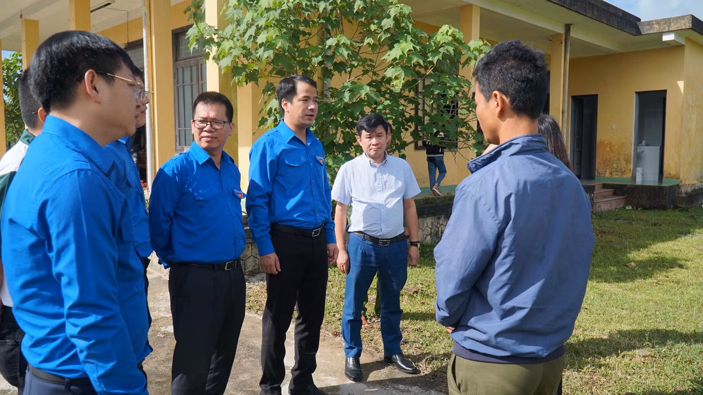 Lãnh đạo T.Ư Đoàn thăm hỏi tình hình làm ăn, đời sống kinh tế của thanh niên A Lưới