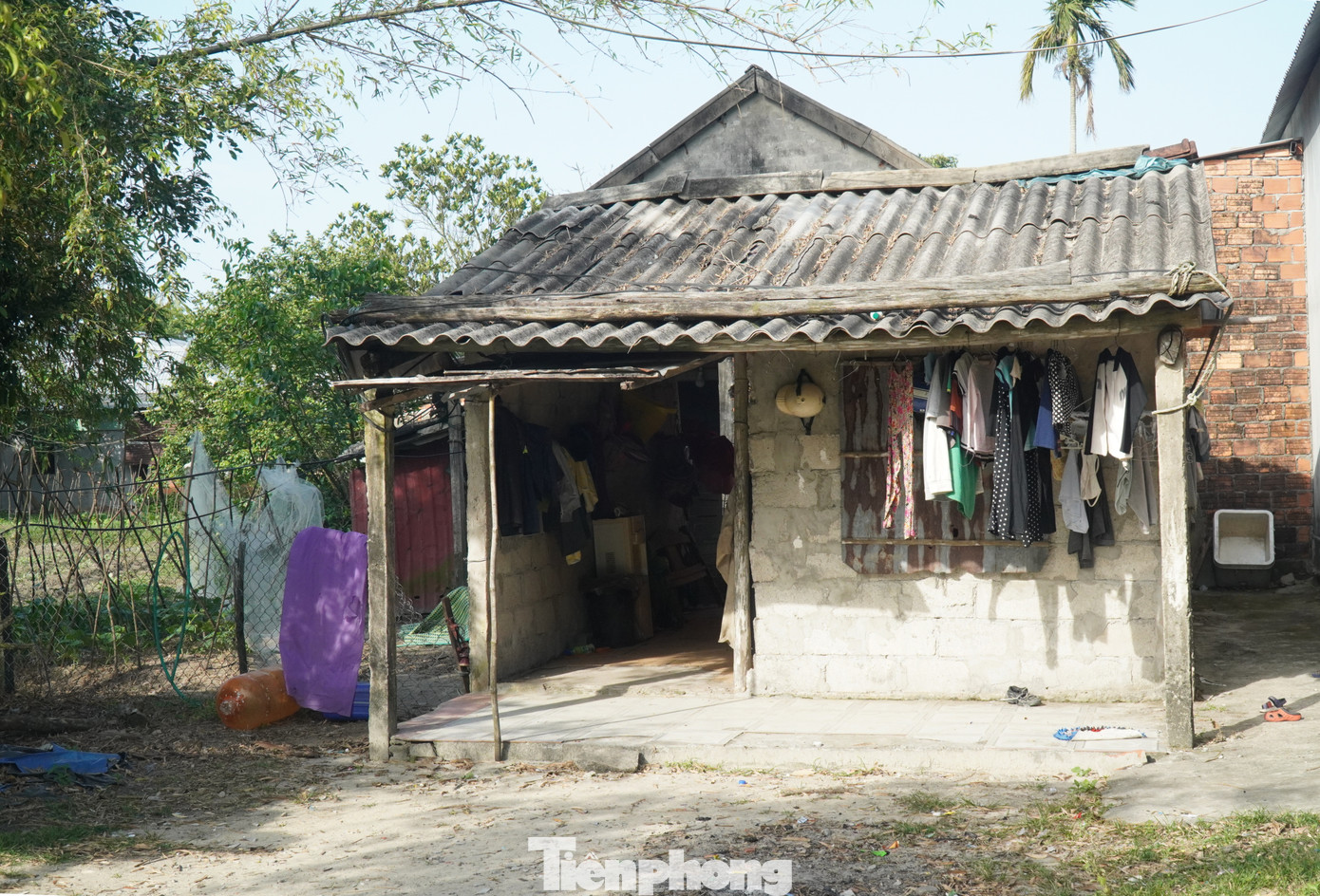 “Người dân sống tạm bợ, không dám đầu tư sản xuất hay xây dựng nhà cửa. Nhiều lần tiếp xúc cử tri, chúng tôi đã chuyển kiến nghị của bà con lên cấp trên, nhưng vẫn chưa có kết quả. Thực tế này gây khó khăn cho người dân cũng như chính quyền địa phương. Chính quyền muốn xóa nhà tạm ở khu vực này cũng không thể. Trong khi mỗi mùa mưa bão, đây lại là điểm nóng về phòng chống thiên tai, do nhà cửa vùng ven biển quá xuống cấp”, ông Minh nói. “Người dân sống tạm bợ, không dám đầu tư sản xuất hay xây dựng nhà cửa. Nhiều lần tiếp xúc cử tri, chúng tôi đã chuyển kiến nghị của bà con lên cấp trên, nhưng vẫn chưa có kết quả. Thực tế này gây khó khăn cho người dân cũng như chính quyền địa phương. Chính quyền muốn xóa nhà tạm ở khu vực này cũng không thể. Trong khi mỗi mùa mưa bão, đây lại là điểm nóng về phòng chống thiên tai, do nhà cửa vùng ven biển quá xuống cấp”, ông Minh nói.