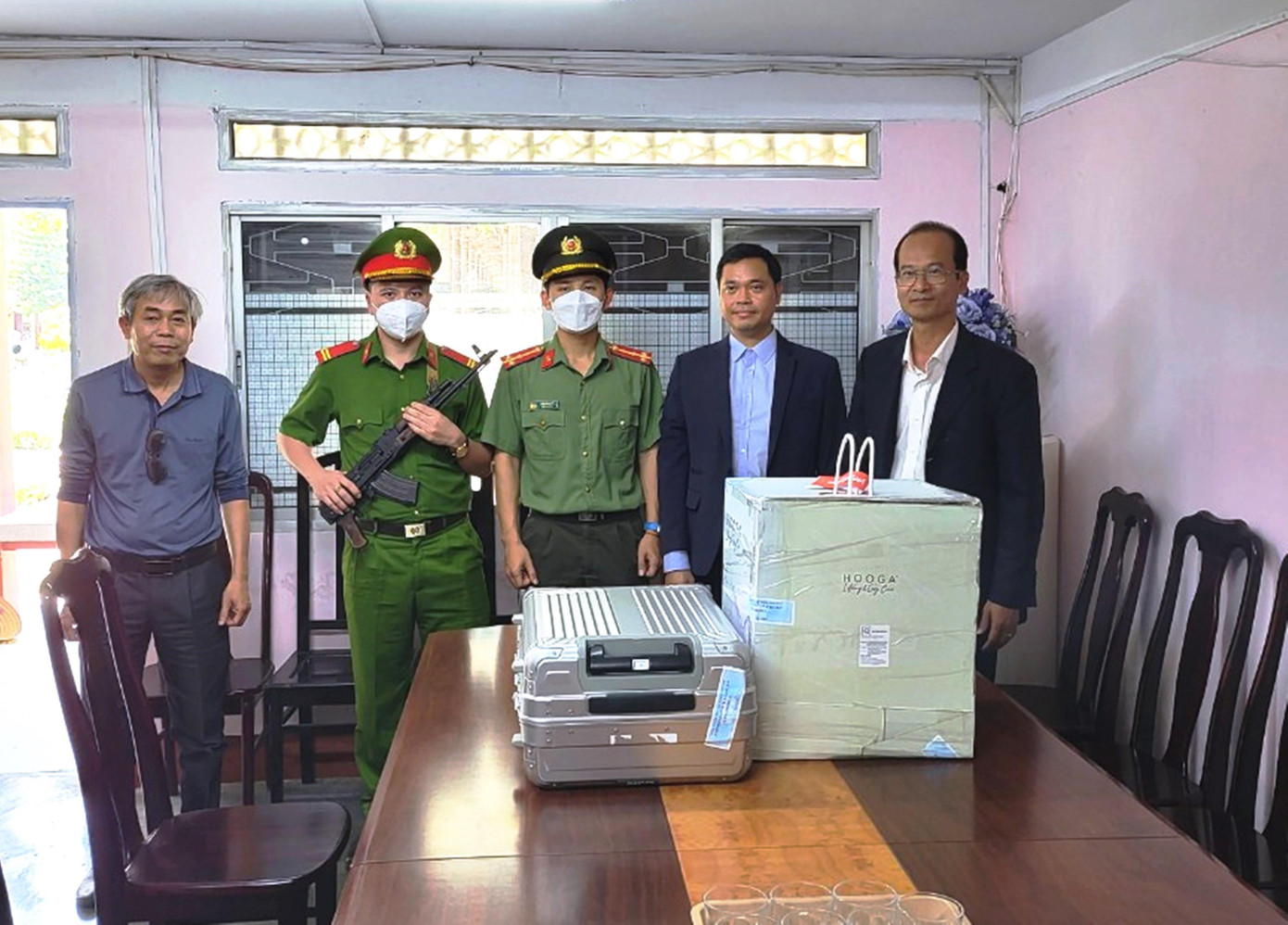 Các cổ vật triều Nguyễn quý hiếm, rất có giá trị do doanh nghiệp hiến tặng cho tỉnh TT-Huế đã được vận chuyển an toàn về Huế