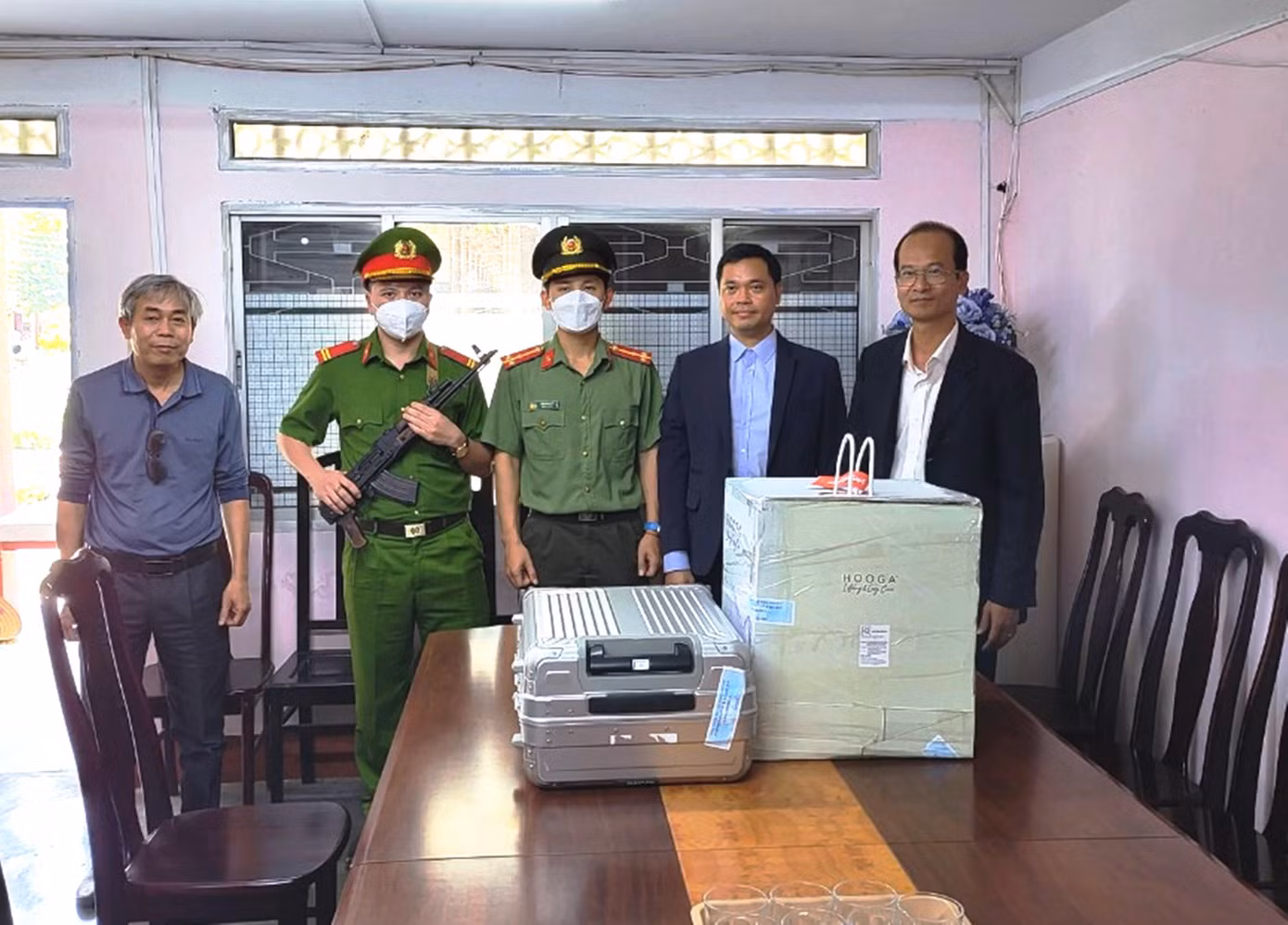 Các cổ vật triều Nguyễn quý hiếm, rất có giá trị do doanh nghiệp hiến tặng cho tỉnh TT-Huế đã được vận chuyển an toàn về Huế