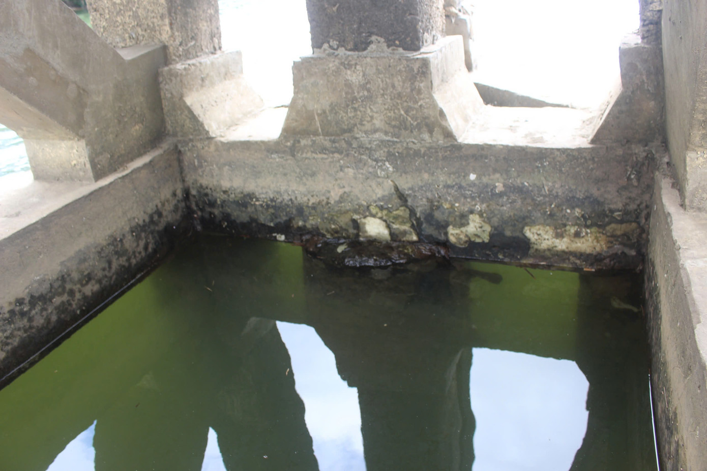 Trụ móng bằng bê tông cầu Phú Lưu xuống cấp nghiêm trọng, lộ cả lõi thép bên trong.