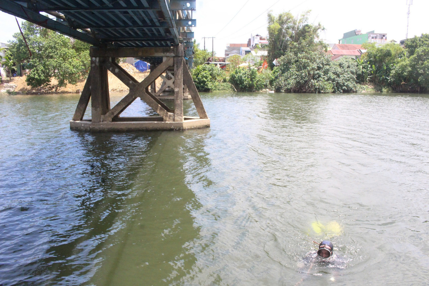 Người nhái lặn kiểm tra cầu Phú Lưu vào giữa tháng 9 vừa qua.