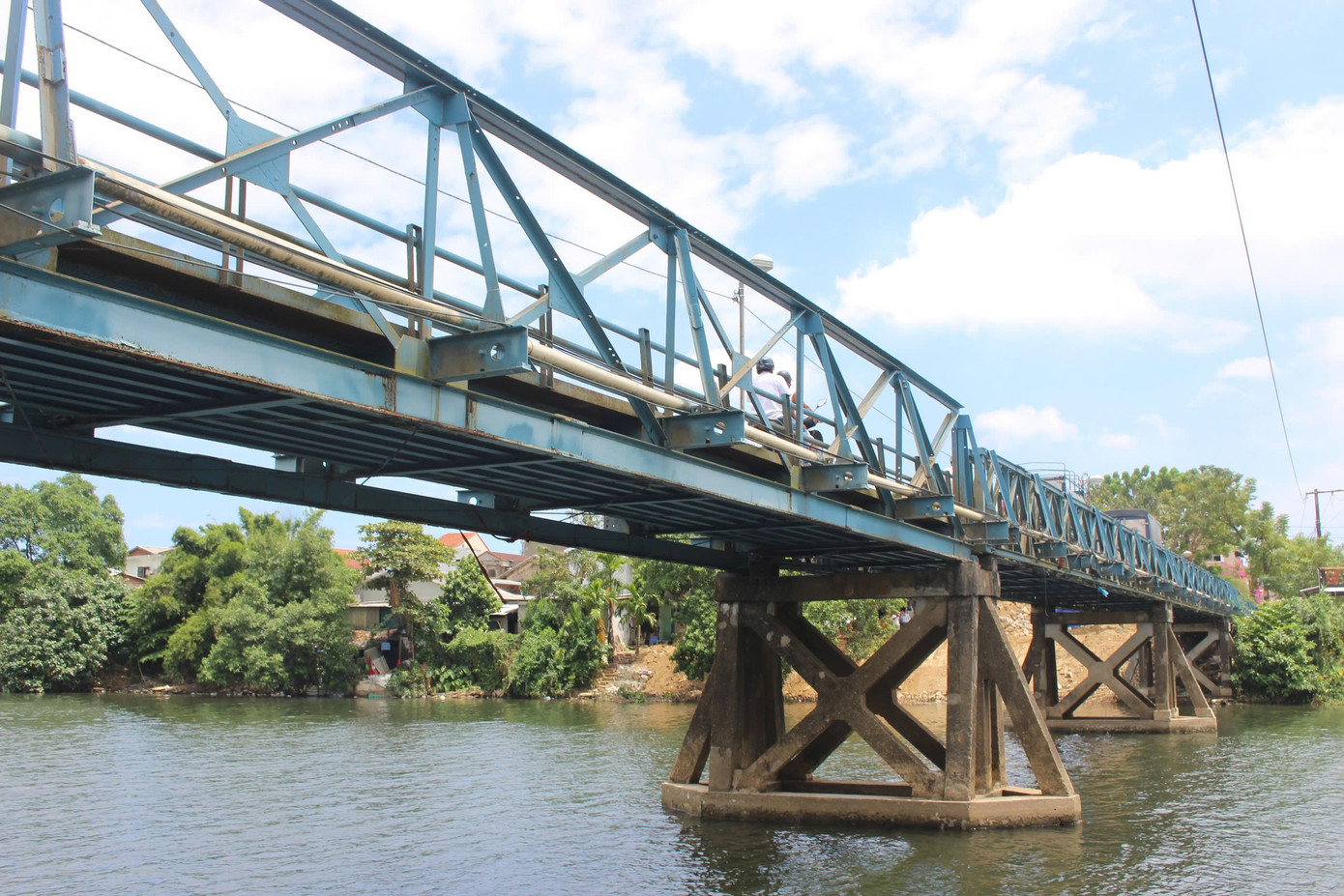 Cầu Phú Lưu nối cồn Hến với bên ngoài xây dựng lần đầu vào năm 1967, đã có 2 lần bị sập.