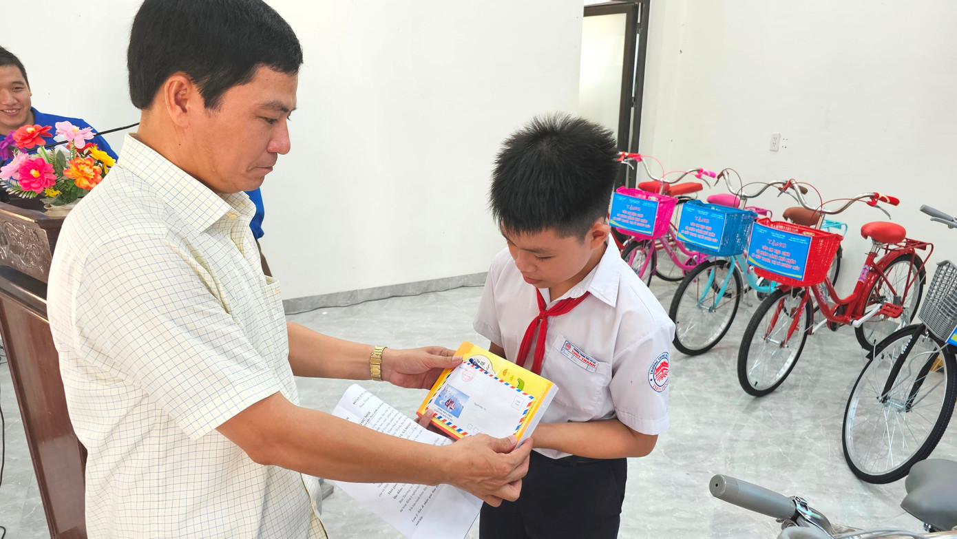 Đại diện Câu lạc bộ Tủ chắp cánh tương lai tỉnh TT-Huế trao quà, học bổng động viên học sinh nghèo trước thềm năm học mới 2024-2025.