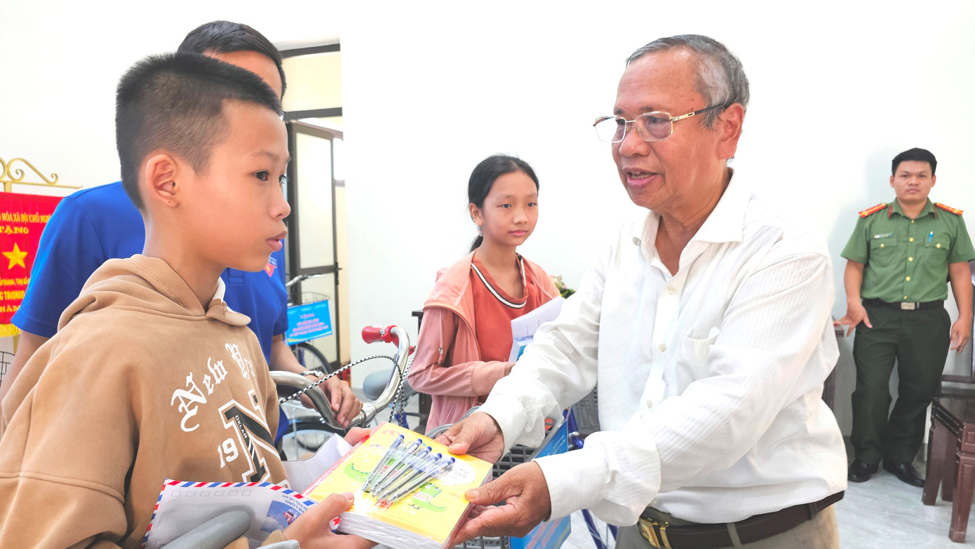 Chủ tịch Hội Khuyến học tỉnh TT-Huế Phan Công Tuyên trao quà cho học sinh nghèo dịp lễ 2/9.