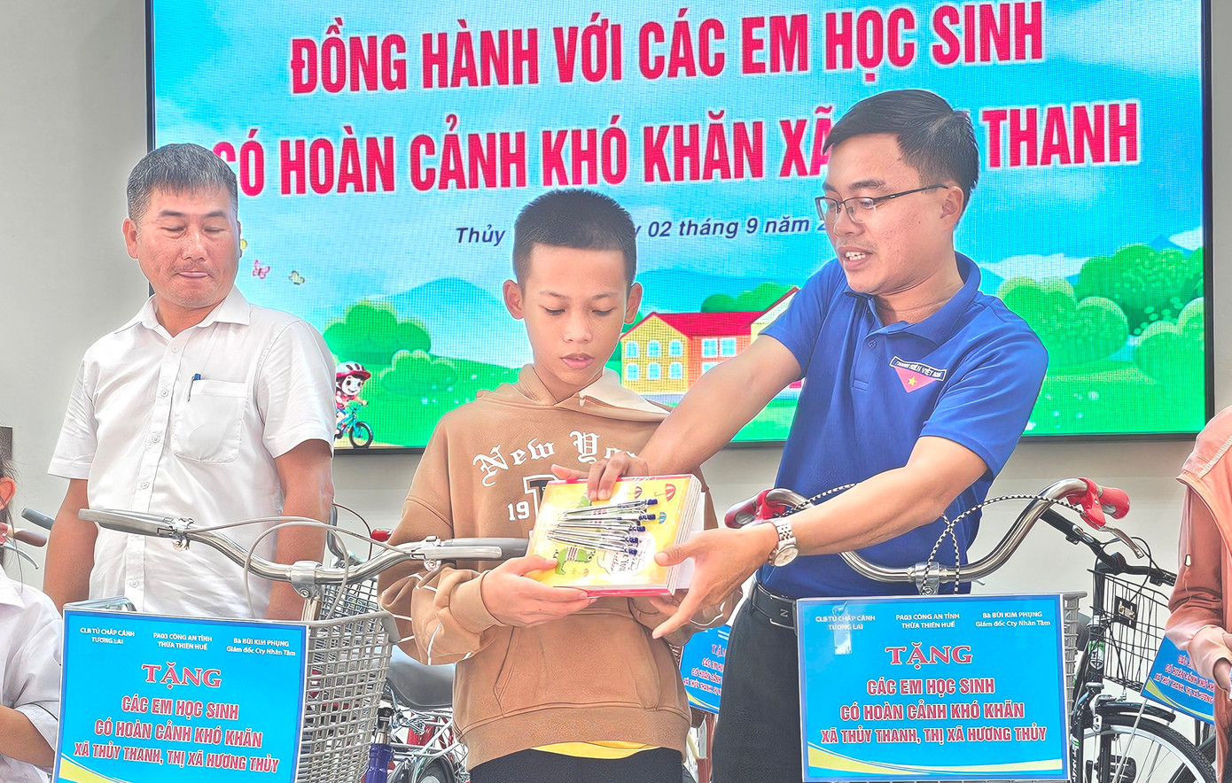 Đại diện lãnh đạo Thị Đoàn Hương Thủy trao quà, xe đạp cho học sinh nghèo xã Thủy Thanh.