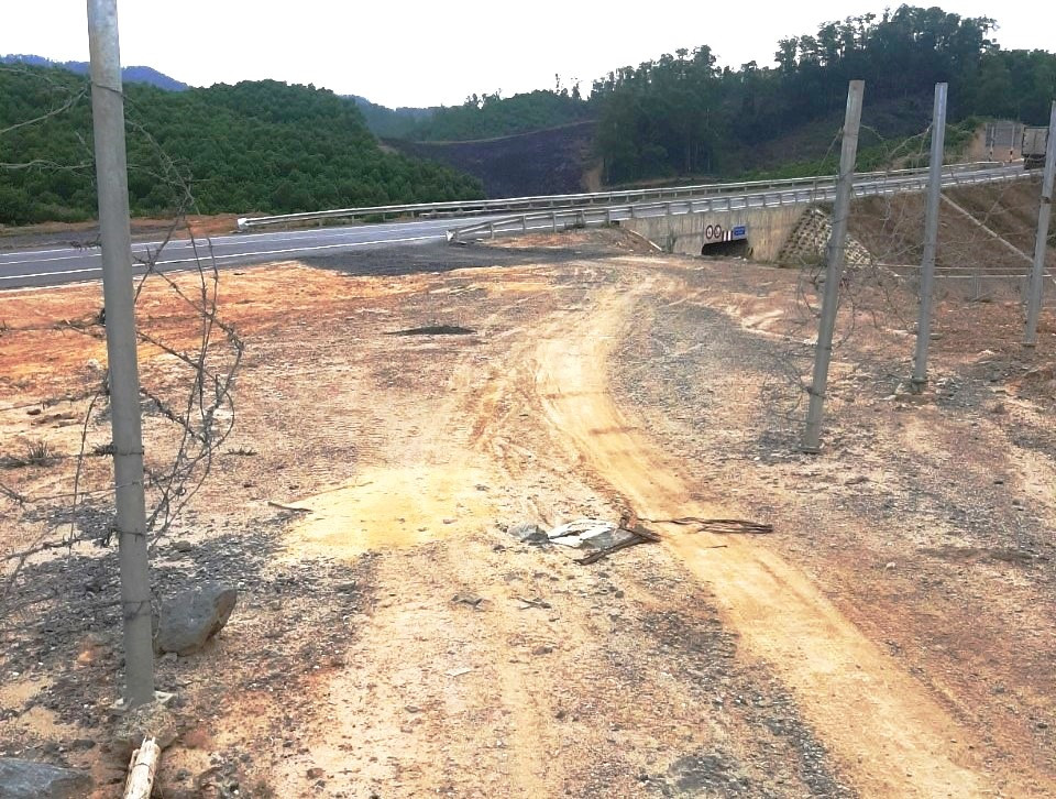 Hành vi tháo dỡ hàng rào tự mở lối vào ra cao tốc gây mất an toàn giao thông cho tuyến đường này. Hành vi tháo dỡ hàng rào tự mở lối vào ra cao tốc gây mất an toàn giao thông cho tuyến đường này.
