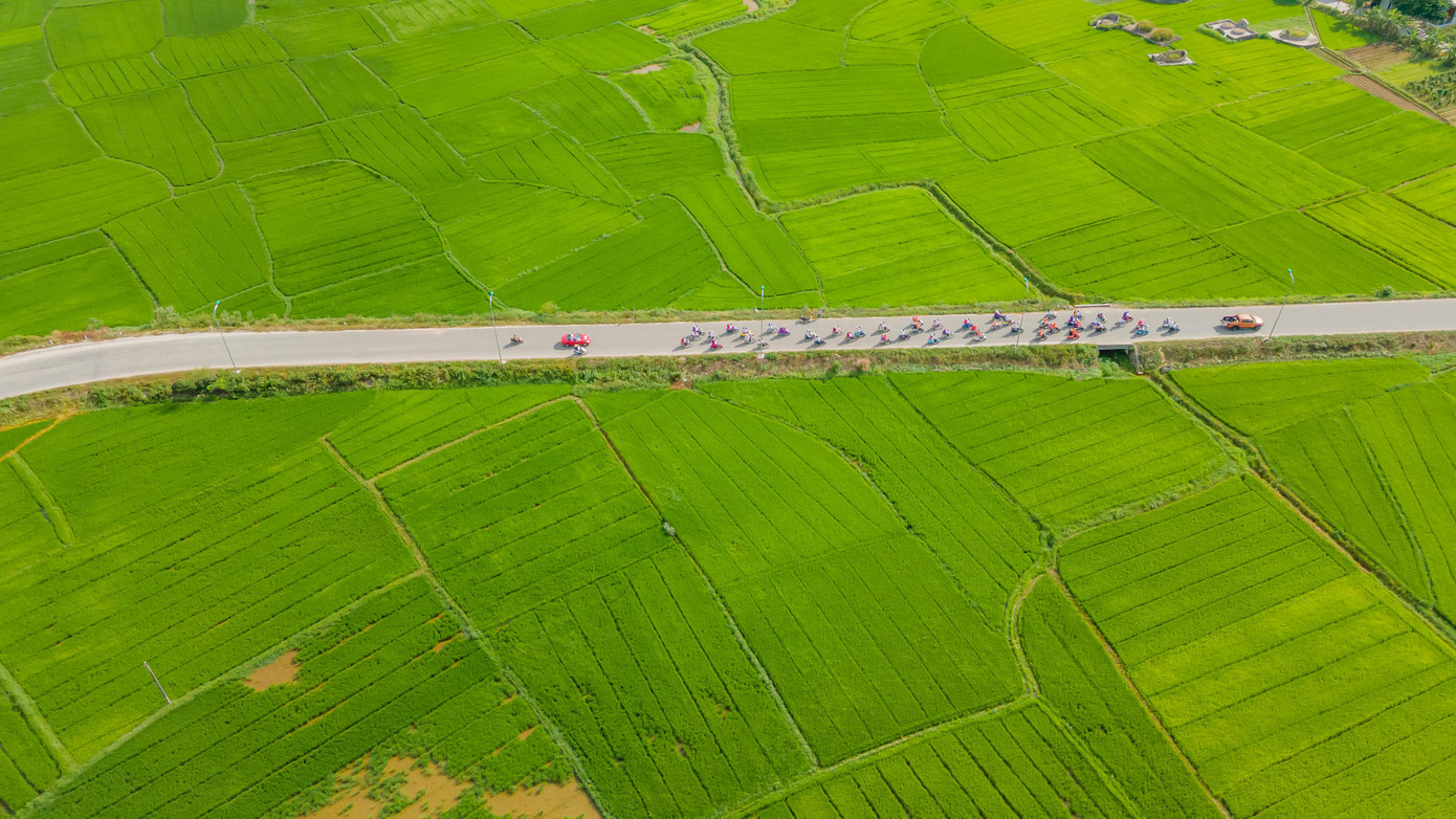 Qua một số địa danh du lịch nổi tiếng như Trường Quốc học, cầu Phủ Cam, nhà thờ Phủ cam, trường Đại học Sư phạm Huế, cầu Trường Tiền, chợ Đông Ba, ga Huế, di tích Đại nội Huế, vùng Kim Long, nhà vườn An Hiên, nhà vườn Lan Viên Cổ tích, chùa Thiên Mụ, nhà hát Bến Xuân…