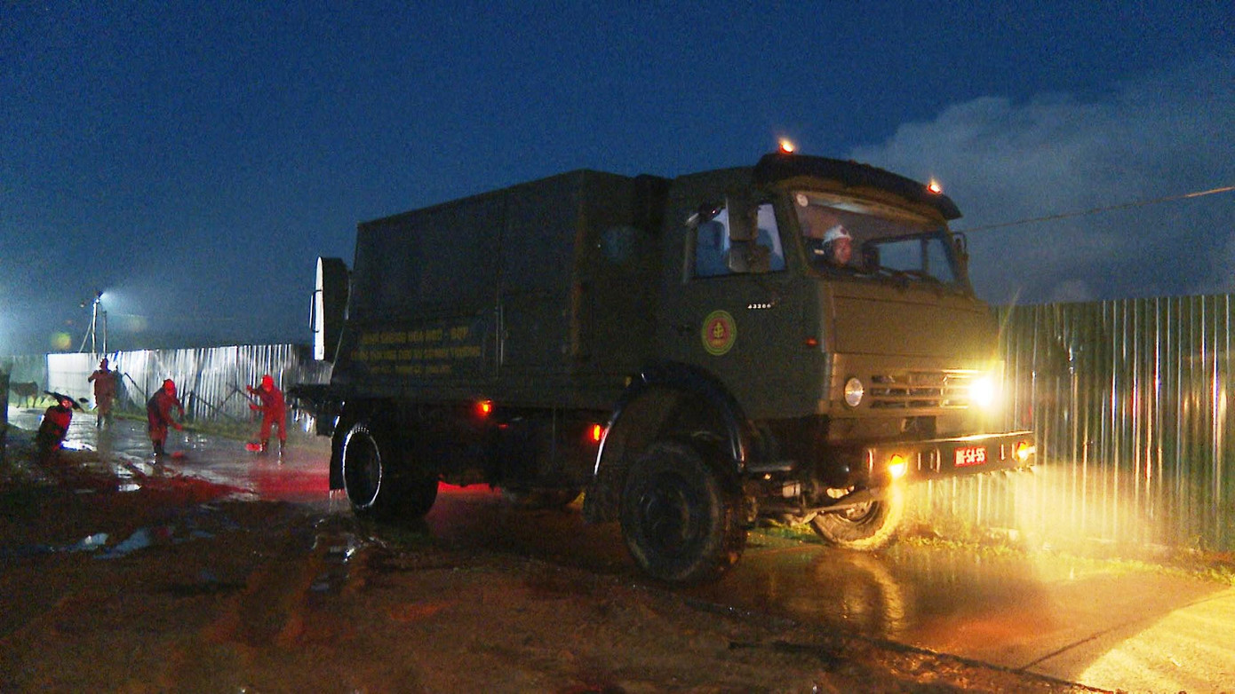 Vùng đất nhiễm dioxin ở A Lưới một khi được hồi sinh sẽ tạo ý nghĩa quan trọng về phát triển kinh tế xã hội cho huyện vùng cao biên giới còn nhiều khó khăn này. Trong ảnh là kỹ thuật tiêu tẩy khử khuẩn không phát tán bụi ra môi trường bên ngoài. Vùng đất nhiễm dioxin ở A Lưới một khi được hồi sinh sẽ tạo ý nghĩa quan trọng về phát triển kinh tế xã hội cho huyện vùng cao biên giới còn nhiều khó khăn này. Trong ảnh là kỹ thuật tiêu tẩy khử khuẩn không phát tán bụi ra môi trường bên ngoài.