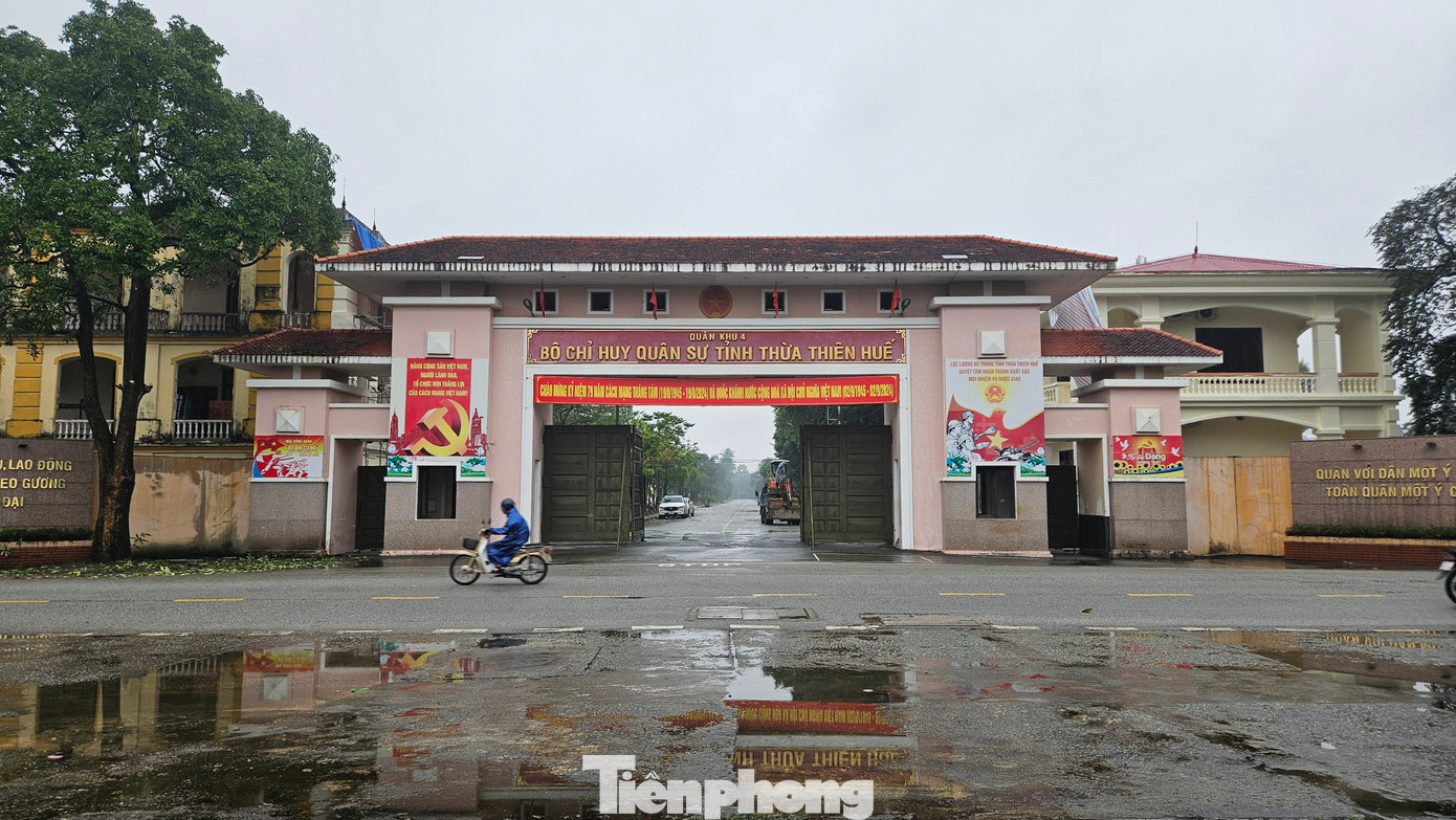 Còn các cơ quan hành chính quận Phú Xuân tạm thời trưng dụng trụ sở cũ của Bộ Chỉ huy Quân sự tỉnh Thừa Thiên-Huế (đường Mang Cá lớn, phường Thuận Lộc, nằm trong khu vực Kinh thành Huế).