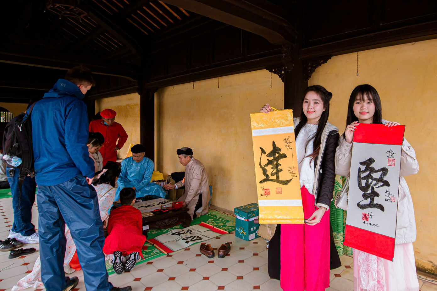 Cùng với đó là hoạt động trình diễn và viết tặng thư pháp cho du khách du xuân Hoàng cung Huế tại hành lang Tả Vu, Hữu Vu. Cùng với đó là hoạt động trình diễn và viết tặng thư pháp cho du khách du xuân Hoàng cung Huế tại hành lang Tả Vu, Hữu Vu.