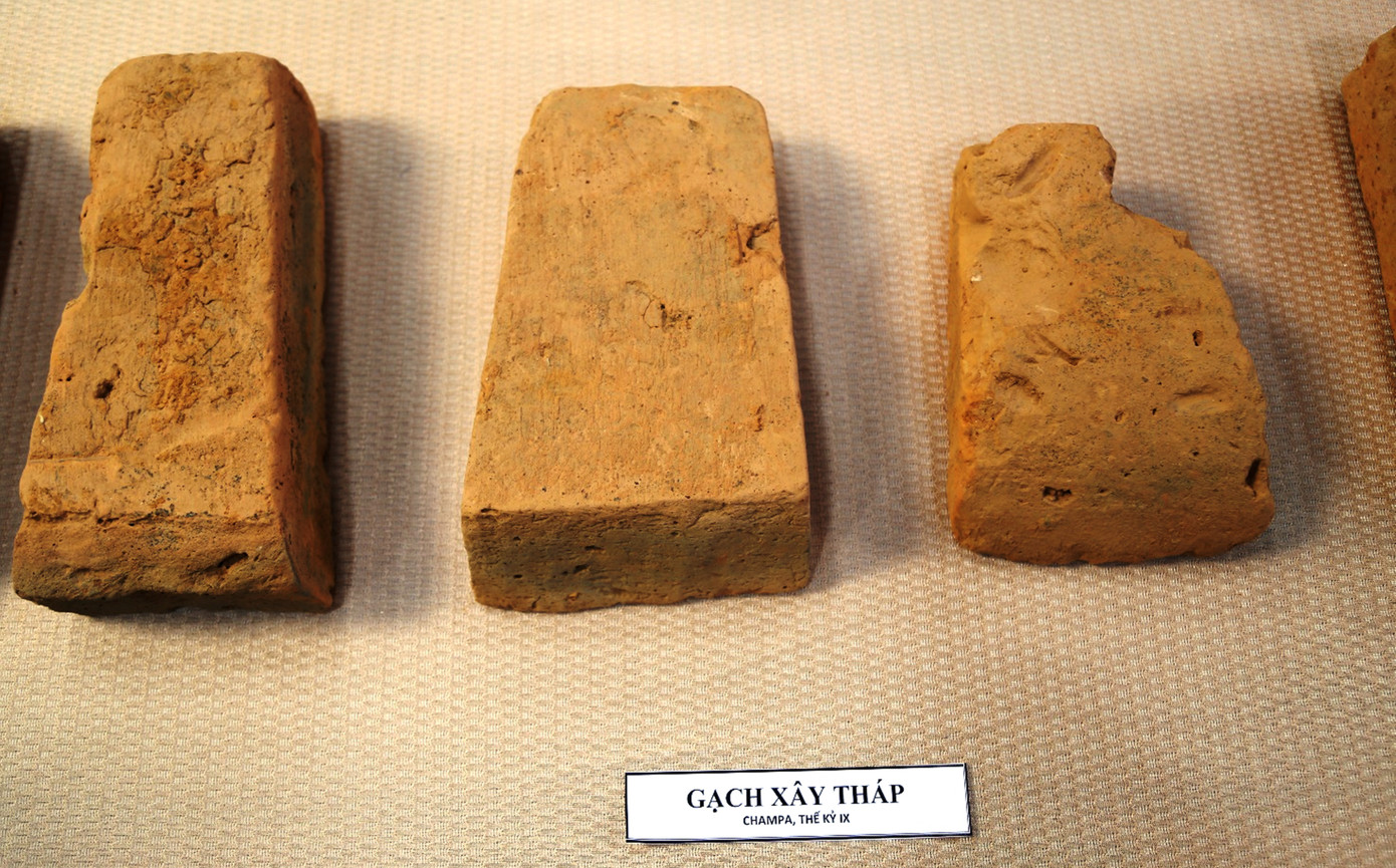 Về vật liệu kiến trúc, có 3.936 tiêu bản, gồm gạch và ngói, trong đó gạch chiếm đa số với 3.920 tiêu bản, ngói chỉ có 16 mảnh. Ảnh: T.H