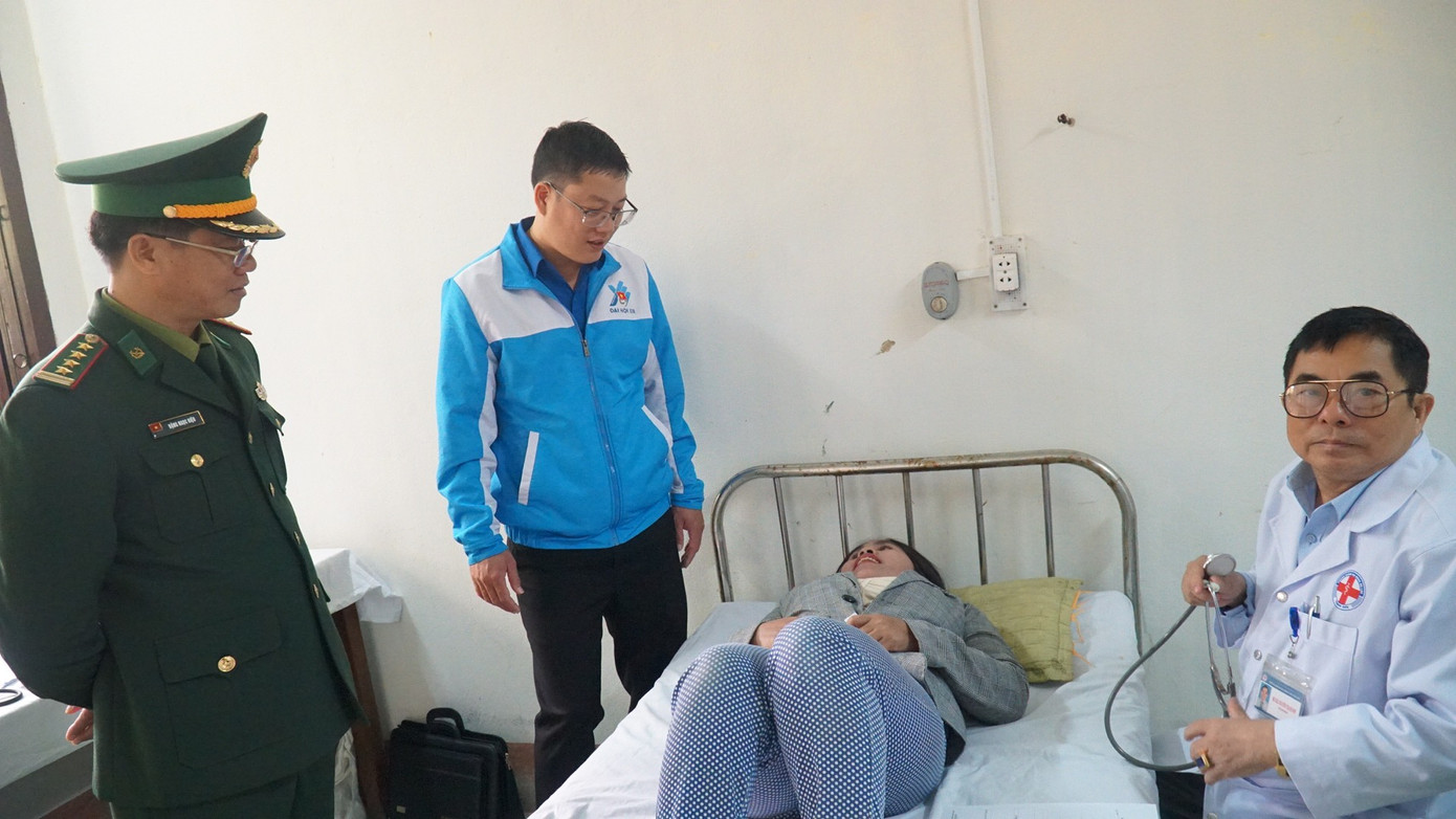 Khám chữa bệnh cho người dân A Lưới.