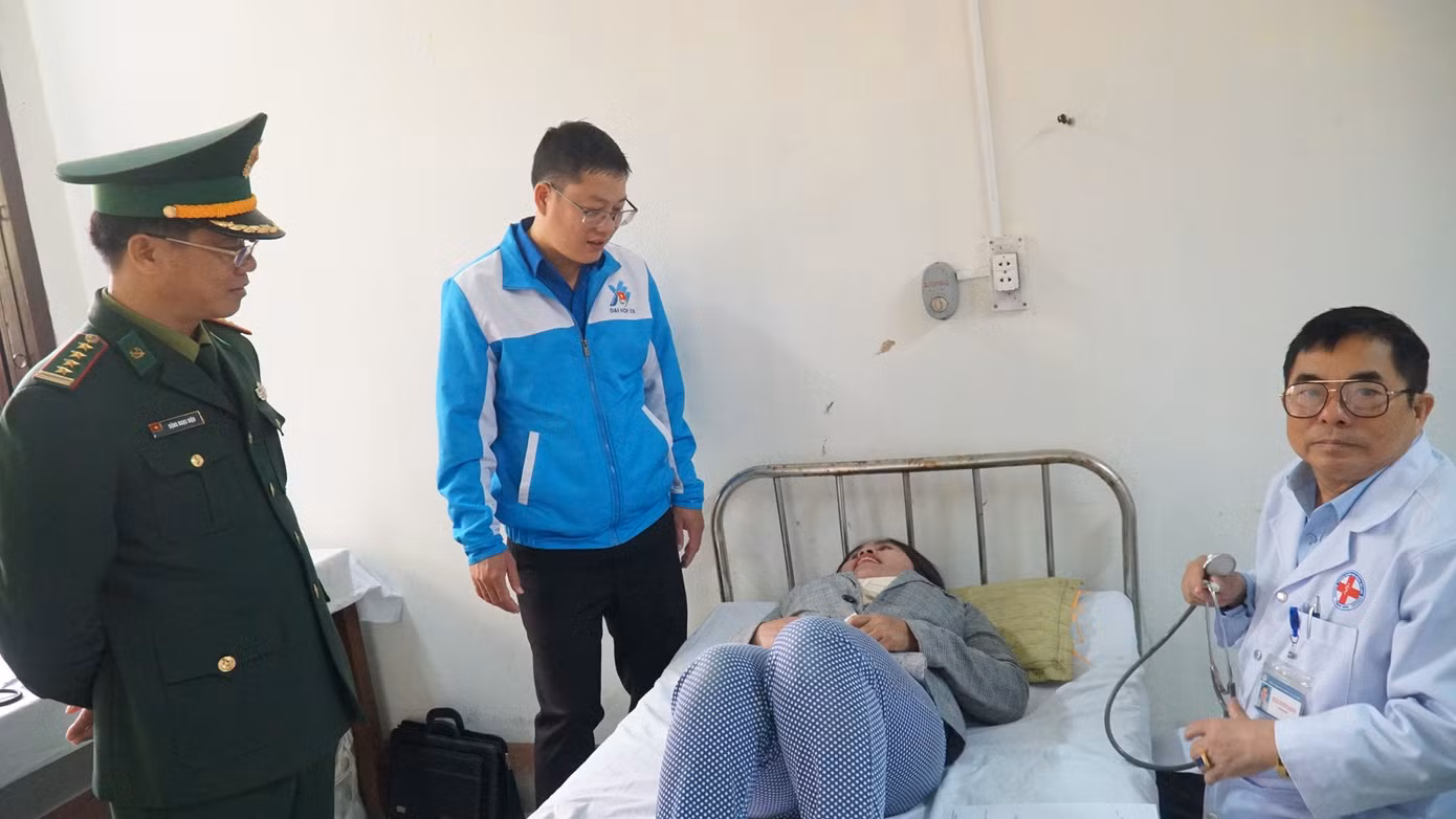 Khám chữa bệnh cho người dân A Lưới.