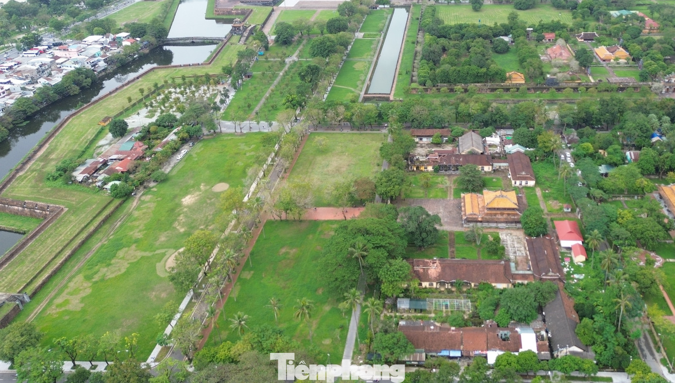 Quốc Tử Giám triều Nguyễn được vua Gia Long cho xây dựng từ năm 1803 với tên gọi ban đầu là Đốc Học đường. Tháng 3/1820, vua Minh Mạng đổi tên trường thành Quốc Tử Giám. Đây được xem như là đại học quốc gia dưới thời nhà Nguyễn nhằm đào tạo nhân tài cho đất nước. Trường nằm tại làng An Ninh Thượng (huyện Hương Trà, nay là TP. Huế), cách Kinh thành Huế khoảng 5 km về phía tây, mặt hướng ra sông Hương.