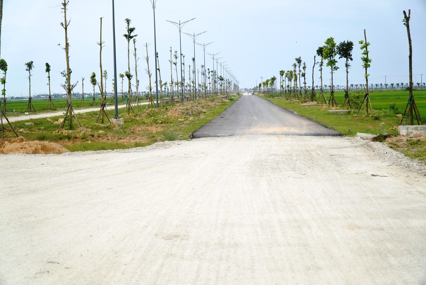 Gói thầu XL14 là toàn bộ phần xây lắp đoạn Km 2+204 - Km 4+78 (không bao gồm nút giao), có giá trị hợp đồng hơn 65 tỷ đồng, do liên danh nhà thầu Công ty TNHH Xây dựng tổng hợp Minh Đạt (địa chỉ tại thị trấn Kiến Giang, huyện Lệ Thủy, tỉnh Quảng Bình) - Công ty CP Đầu tư Xây dựng và Thương mại Thiên Phát Thịnh (địa chỉ tại phường An Cựu, TP. Huế) thi công. Gói thầu XL14 khởi công ngày 12/5/2020, tiến độ thi công 24 tháng. Tuy nhiên, đến thời điểm hiện nay, chưa có gói thầu nào hoàn thành dứt điểm. Gói thầu XL14 là toàn bộ phần xây lắp đoạn Km 2+204 - Km 4+78 (không bao gồm nút giao), có giá trị hợp đồng hơn 65 tỷ đồng, do liên danh nhà thầu Công ty TNHH Xây dựng tổng hợp Minh Đạt (địa chỉ tại thị trấn Kiến Giang, huyện Lệ Thủy, tỉnh Quảng Bình) - Công ty CP Đầu tư Xây dựng và Thương mại Thiên Phát Thịnh (địa chỉ tại phường An Cựu, TP. Huế) thi công. Gói thầu XL14 khởi công ngày 12/5/2020, tiến độ thi công 24 tháng. Tuy nhiên, đến thời điểm hiện nay, chưa có gói thầu nào hoàn thành dứt điểm.