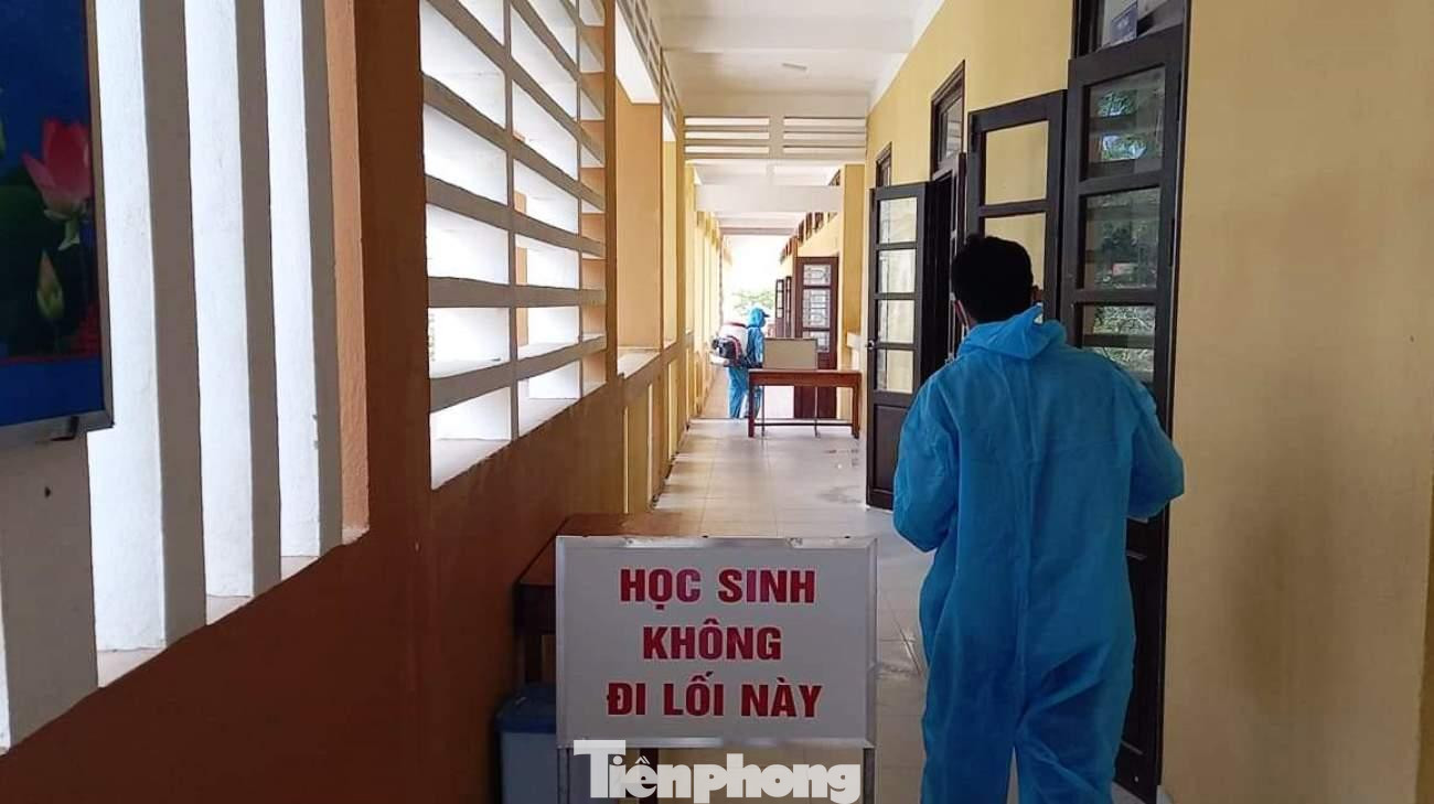 Phun tiêu độc khử trùng tại một trường học ở TT-Huế có trường hợp F1 với ca mắc COVID-19 tại Đà Nẵng.